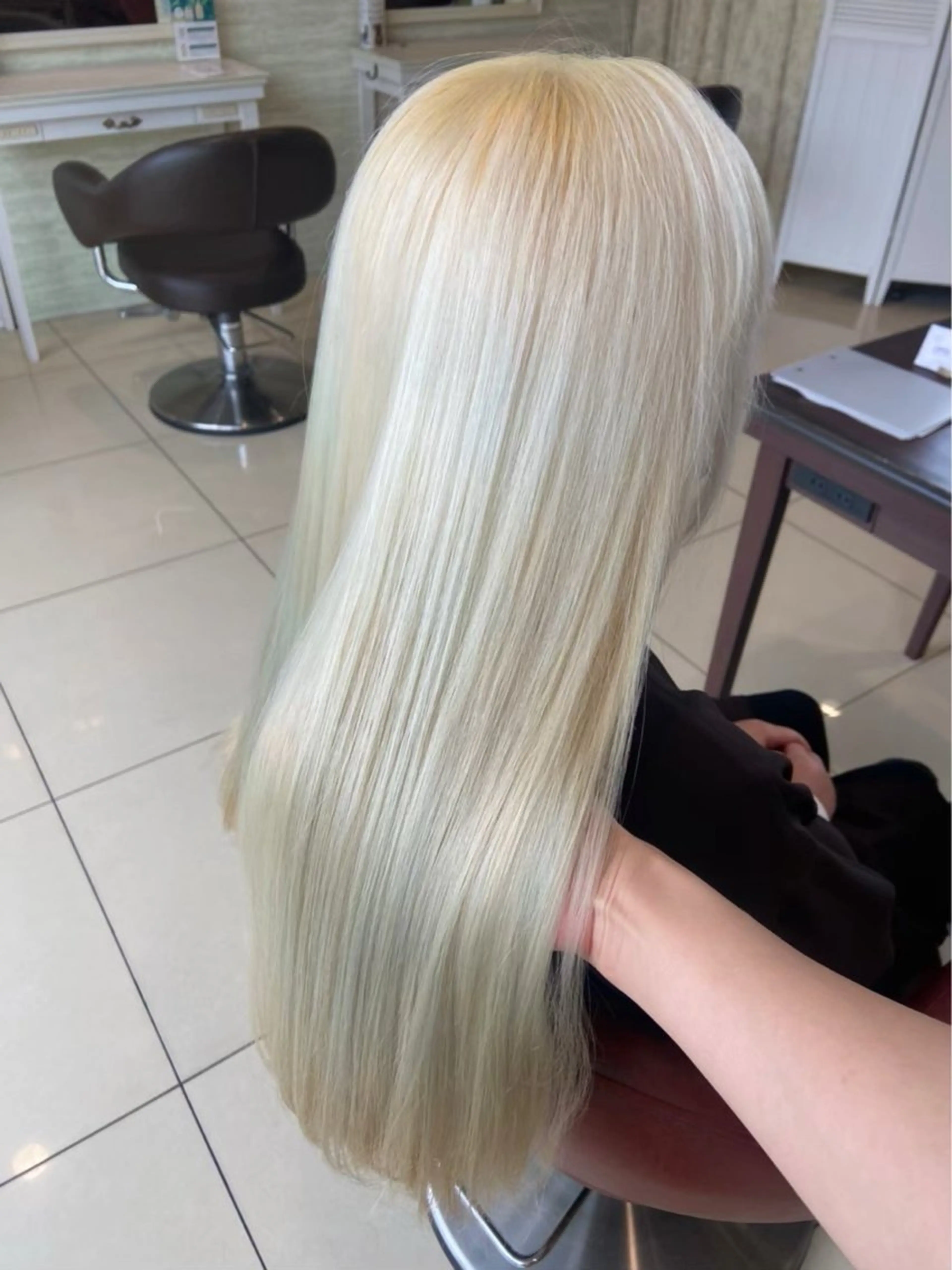 カラー ブロンド ヘアカラー トリートメント Kobayashi ハイライト/ショートのヘアスタイル