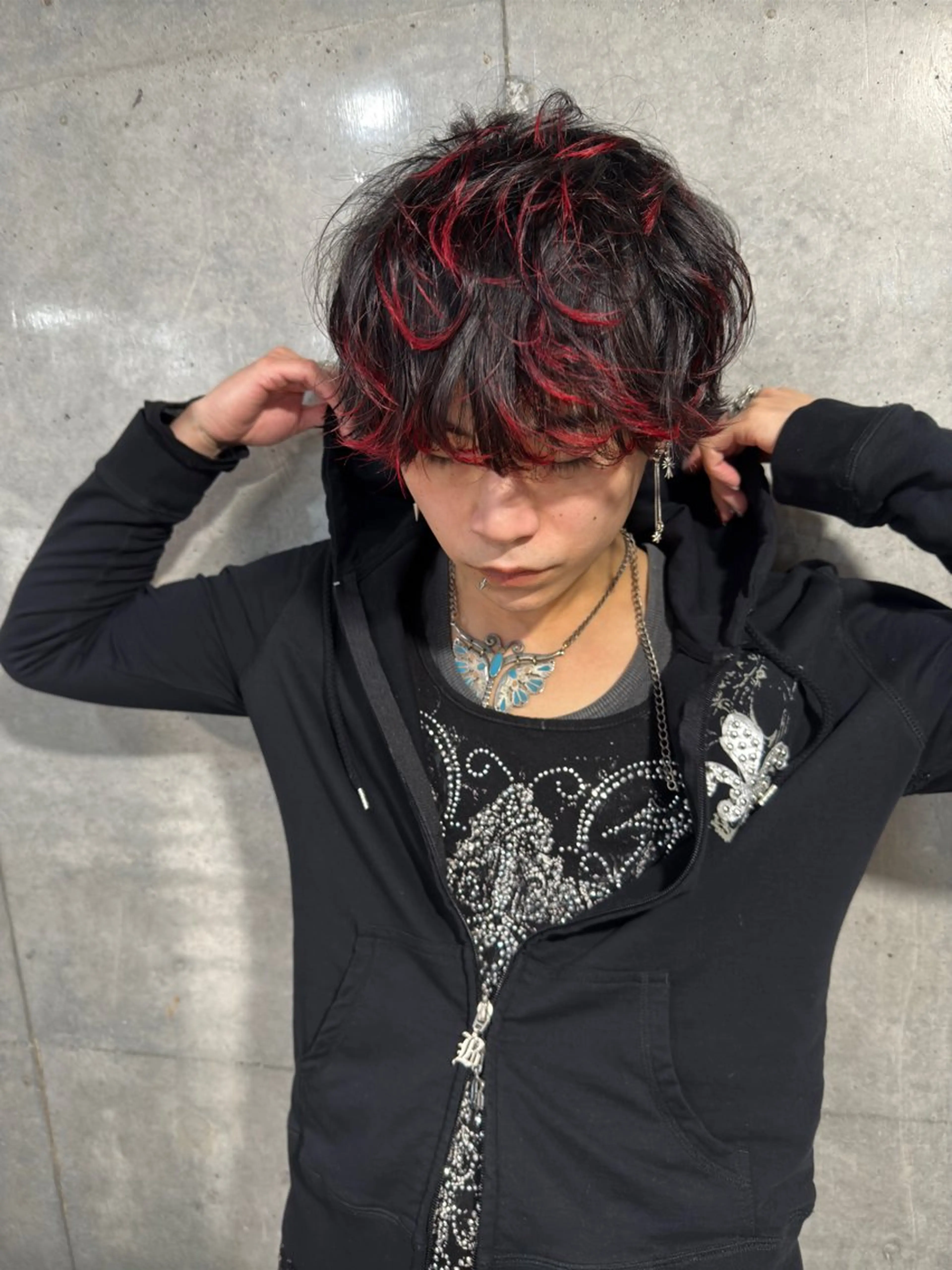 ミディアム カラー メンズ メンズハイライト ハイライトカラー ハイライト カット ヘアカラー パーマ メンズハイトーン メンズバレイヤージュのヘアスタイル