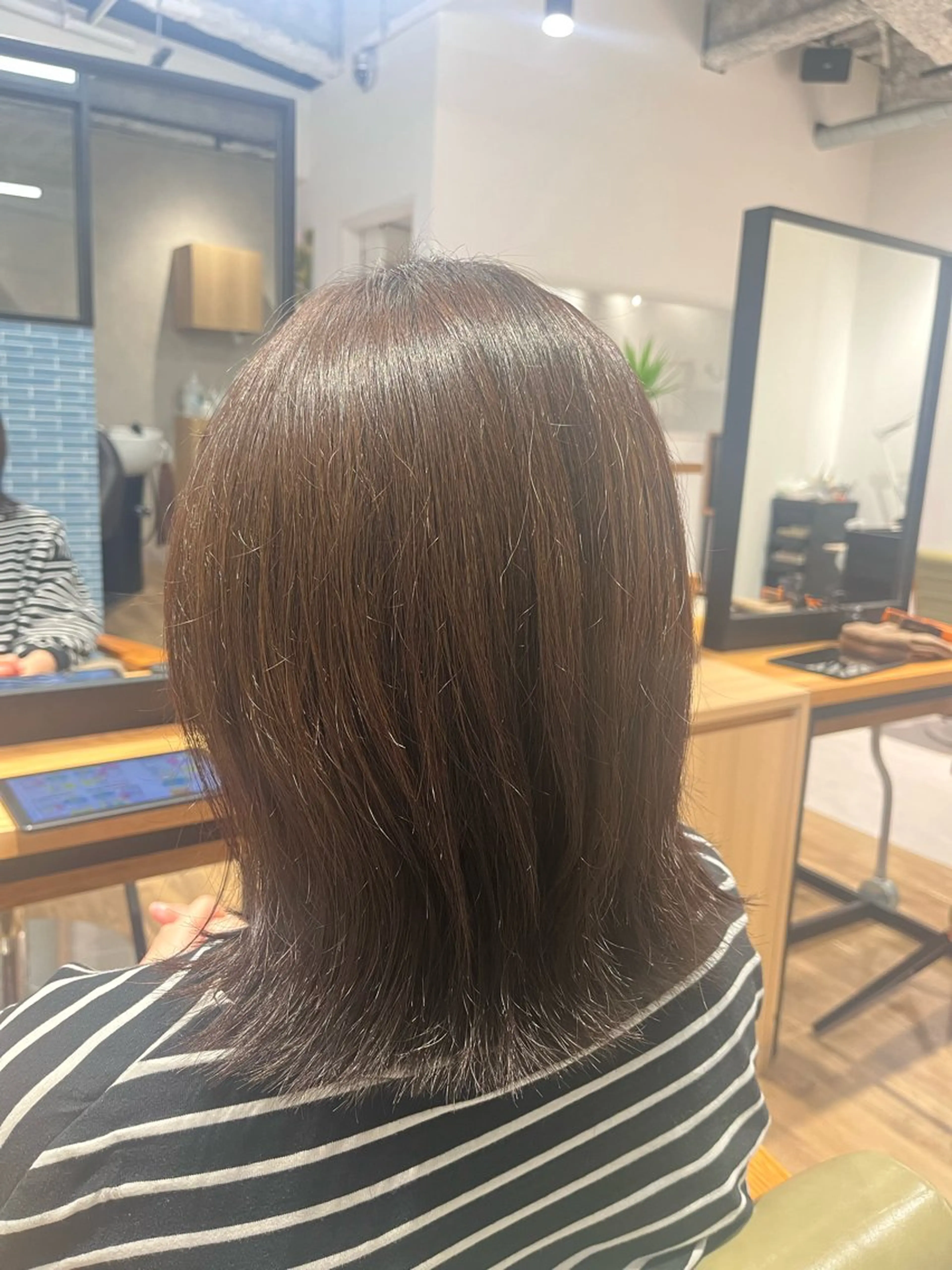 ミディアム カラー ベージュカラー オリーブベージュ レイヤーカット カット ヘアカラー 武田 綺音のヘアスタイル