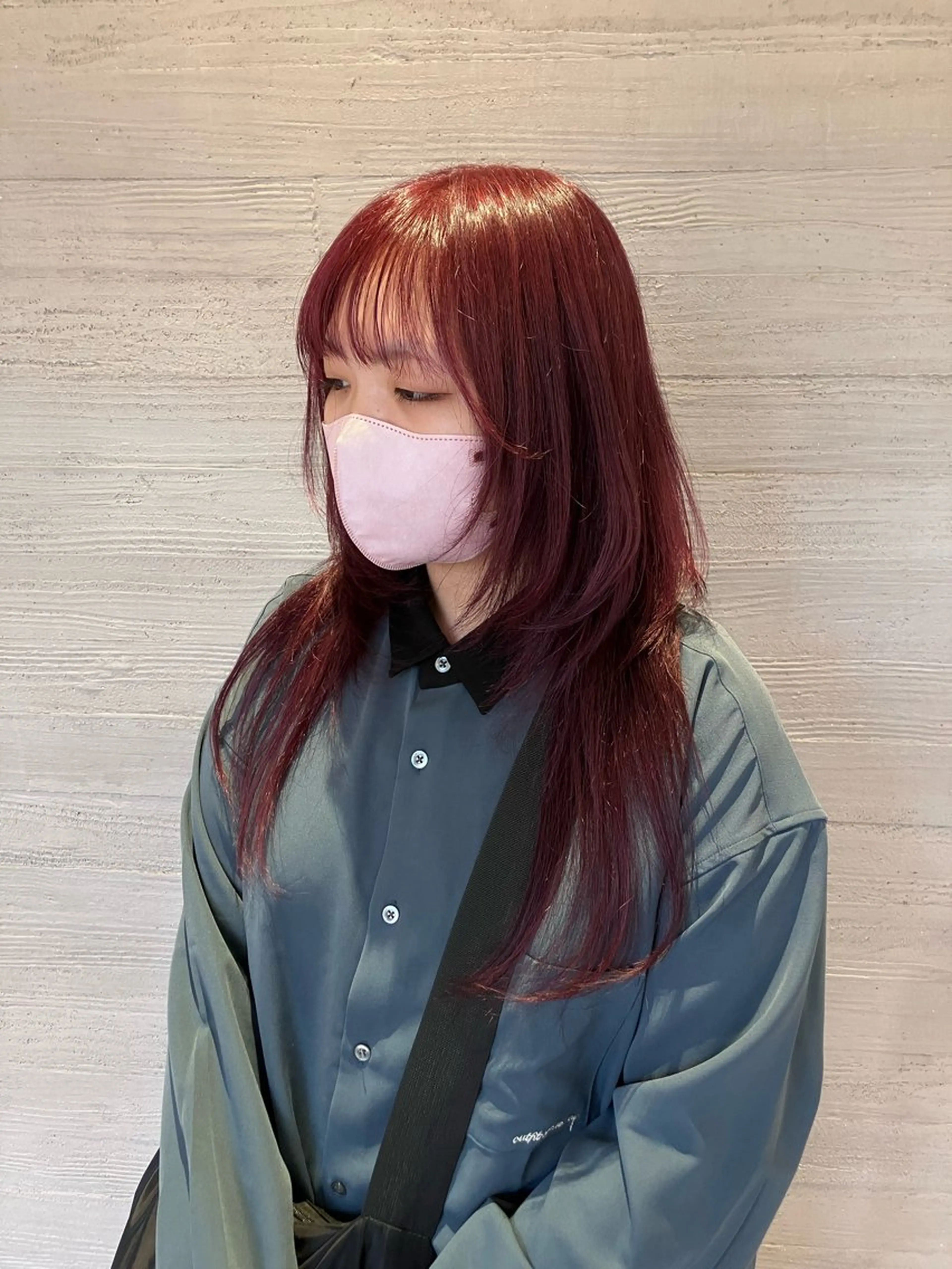 ロング カラー カシス ピンクカラー ロング ウルフカット サキ🤍ハイトーン 🩰くびれ巻きヘアのヘアスタイル