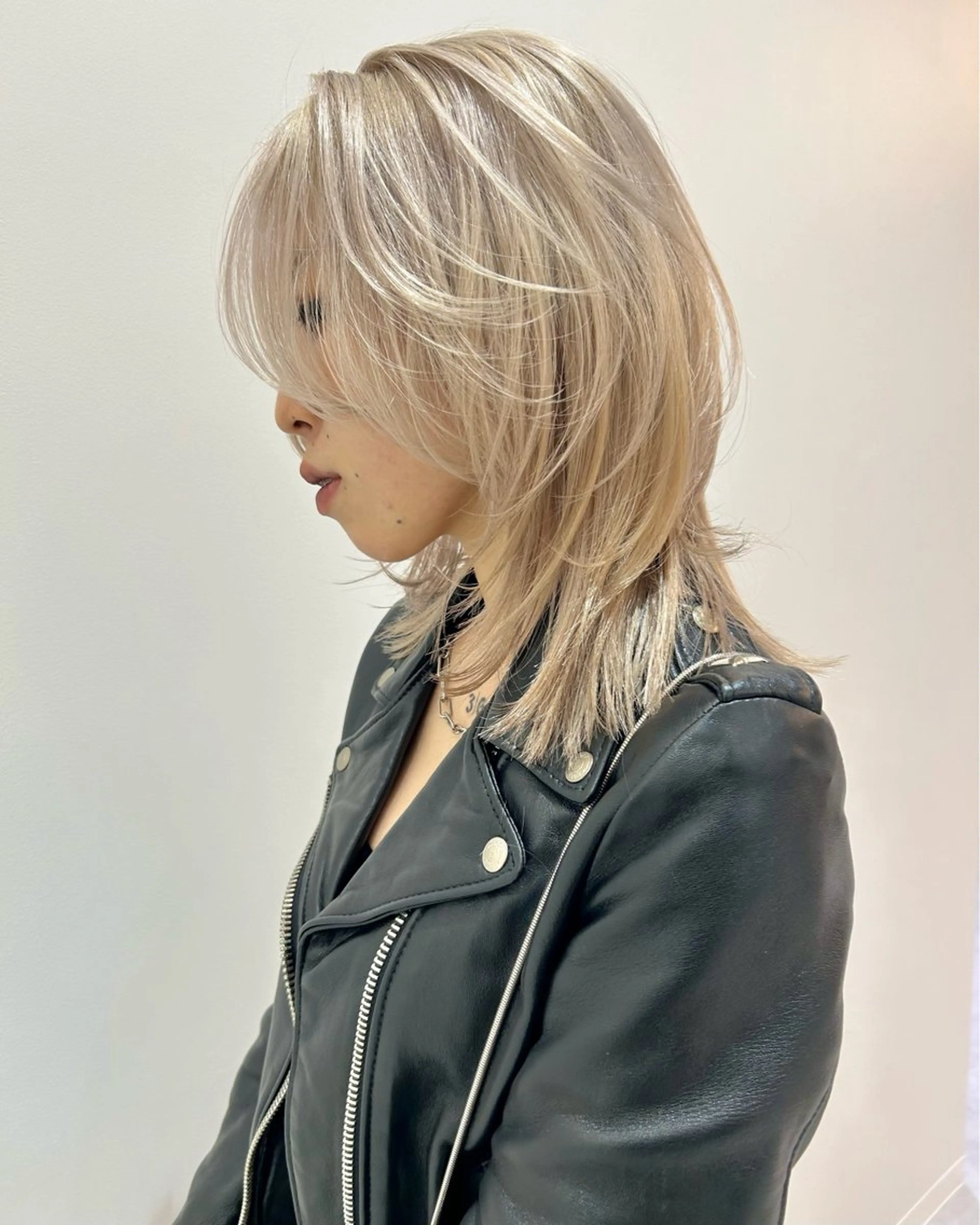 ミディアム カラー ミディアムレイヤー ベージュカラー ホワイトベージュ レイヤーカット カット ヘアカラー トリートメント ハイトーン/ブリーチ 似合せカット/パーマのヘアスタイル