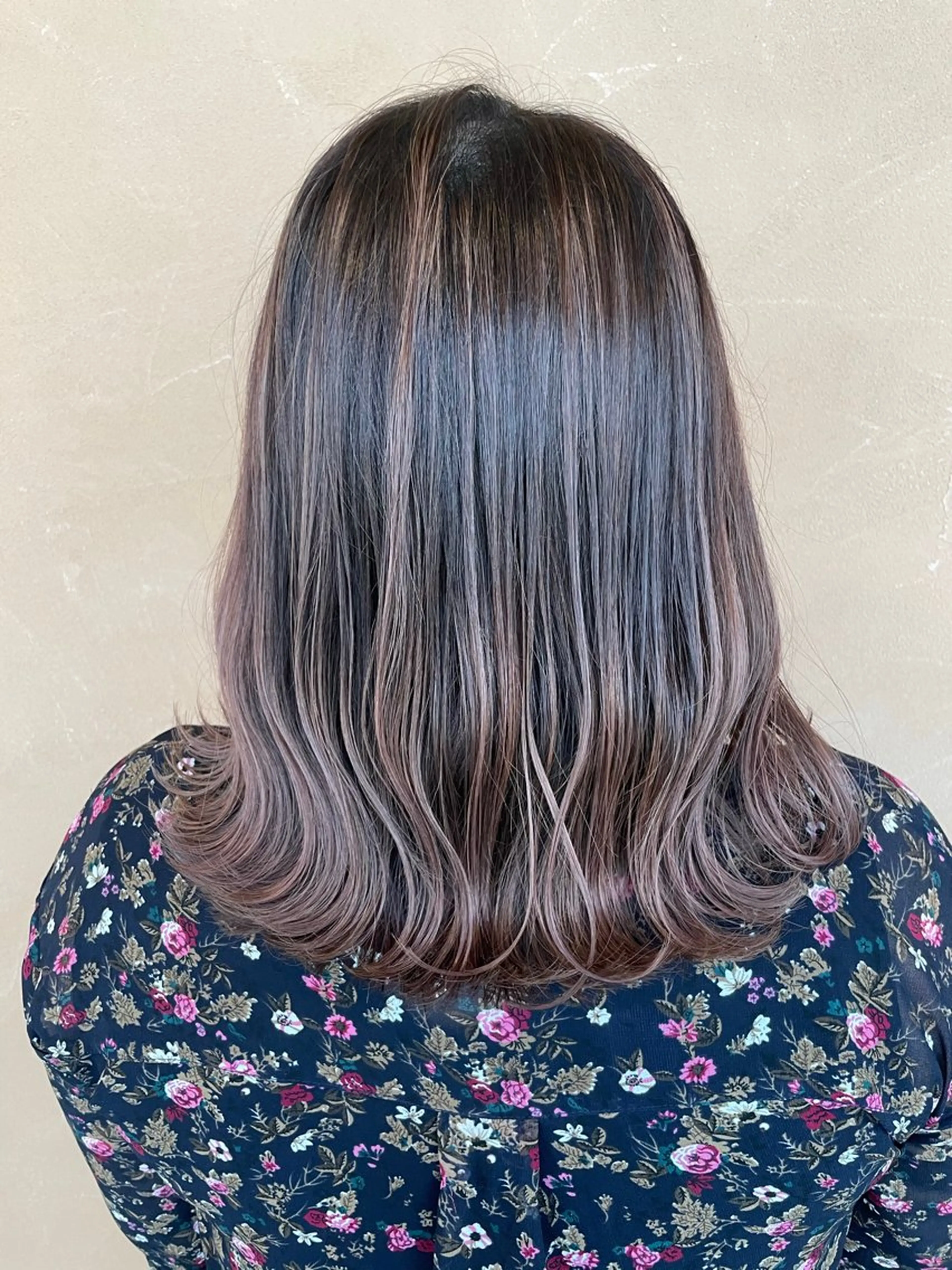 ミディアム カラー バレイヤージュ レイヤーカット ヘアカラー トリートメント Lull (シェアサロンReco VIProom)所属・Lull1人美容室 バレイヤージュのヘアスタイル