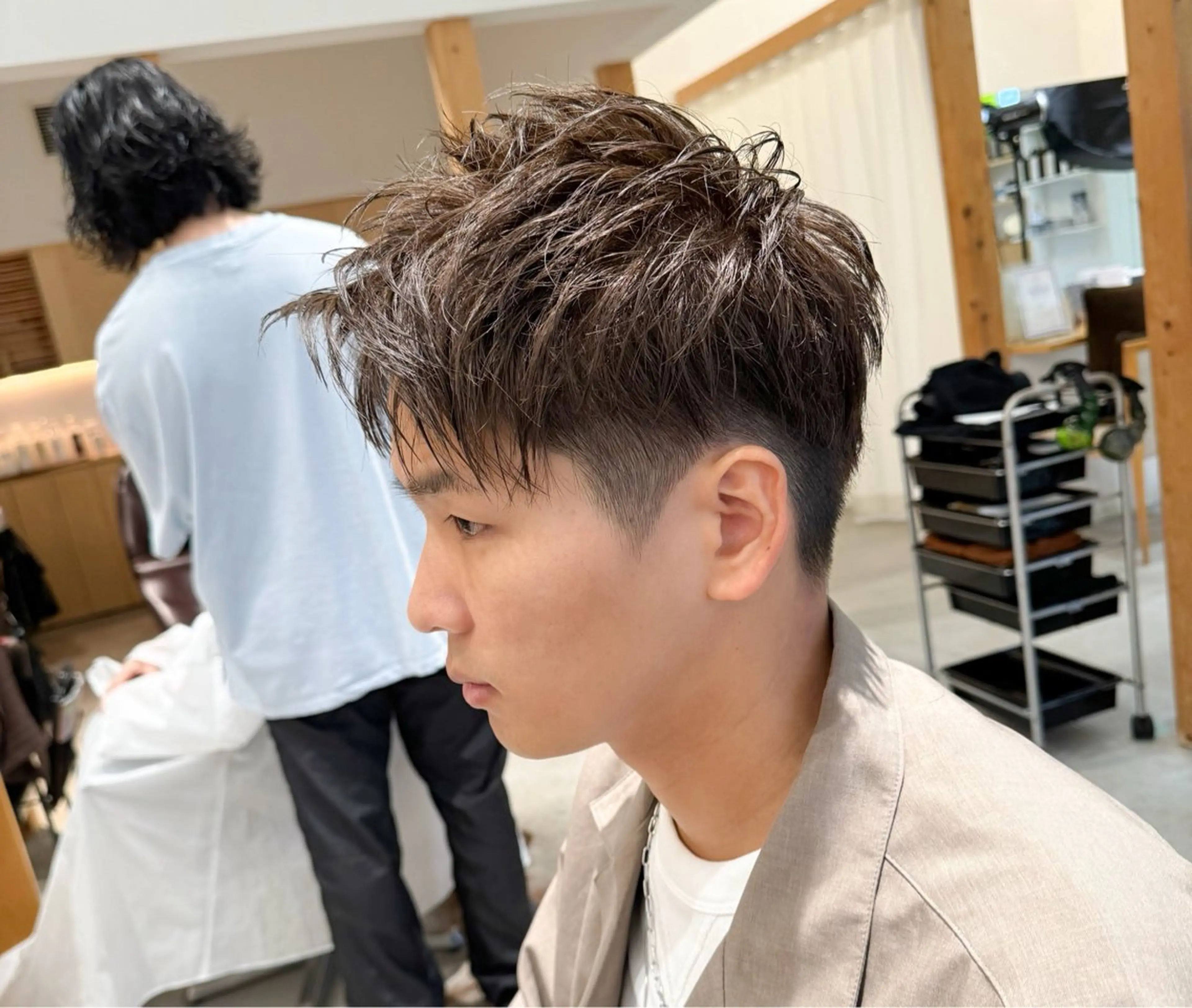 ショート カラー メンズ アップバング アッシュ ベージュカラー 透明感カラー ショートヘア 服部 雄輝のヘアスタイル