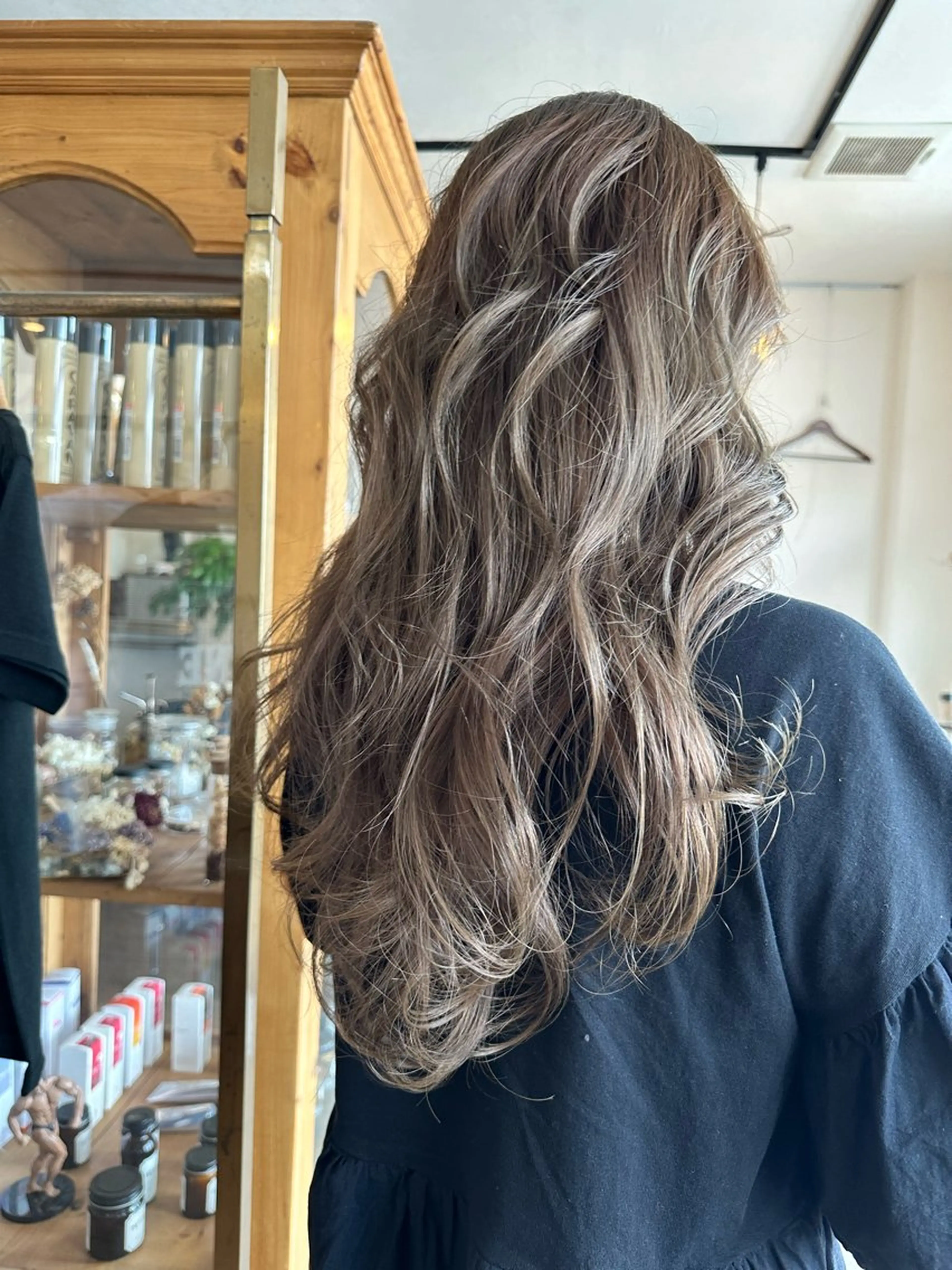 ロング カラー グレージュ 岩村 夏姫のヘアスタイル