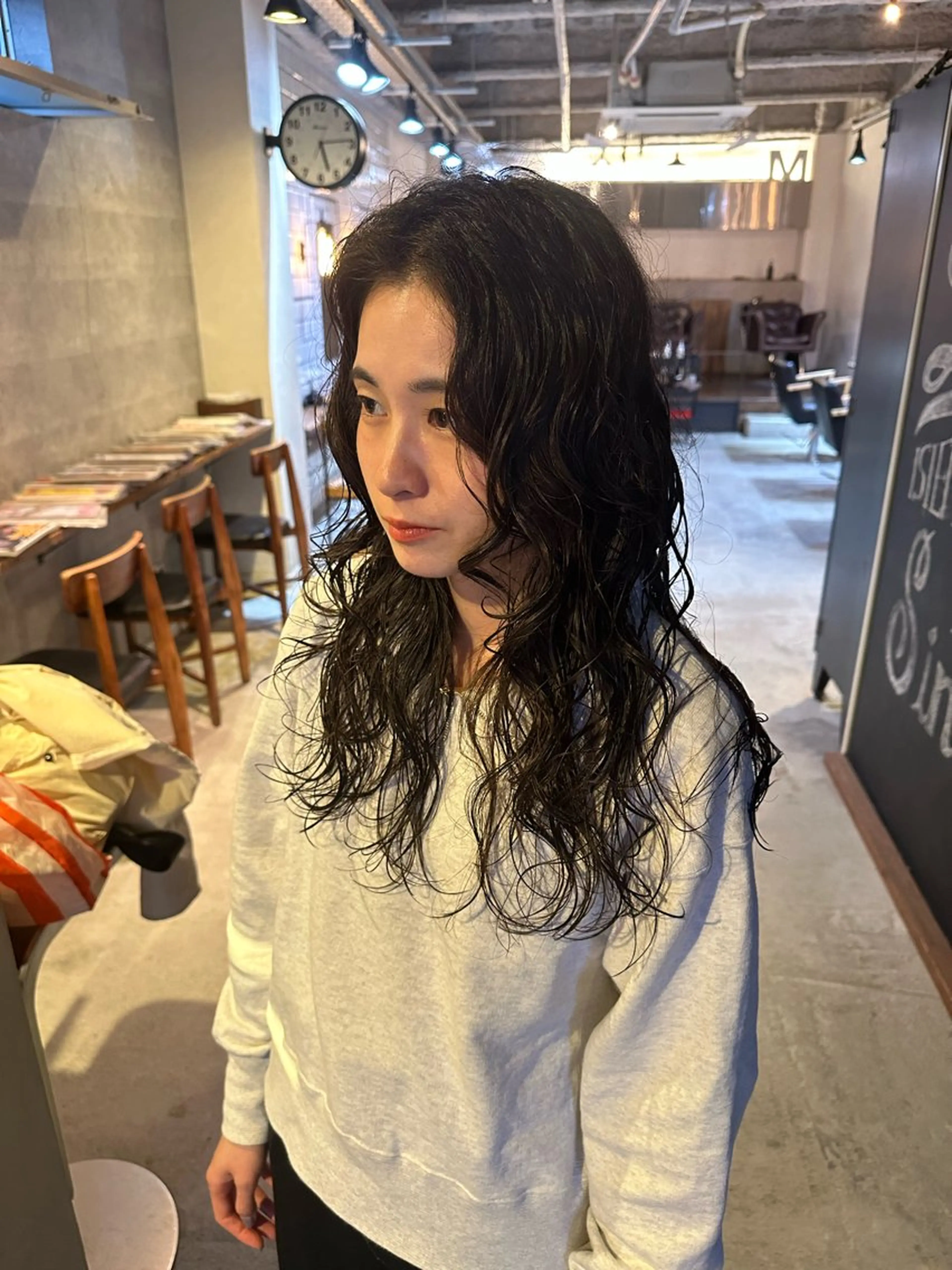 セミロング パーマ セミロングパーマ スパイラルパーマ カット パーマ トリートメント 俵 知広のヘアスタイル