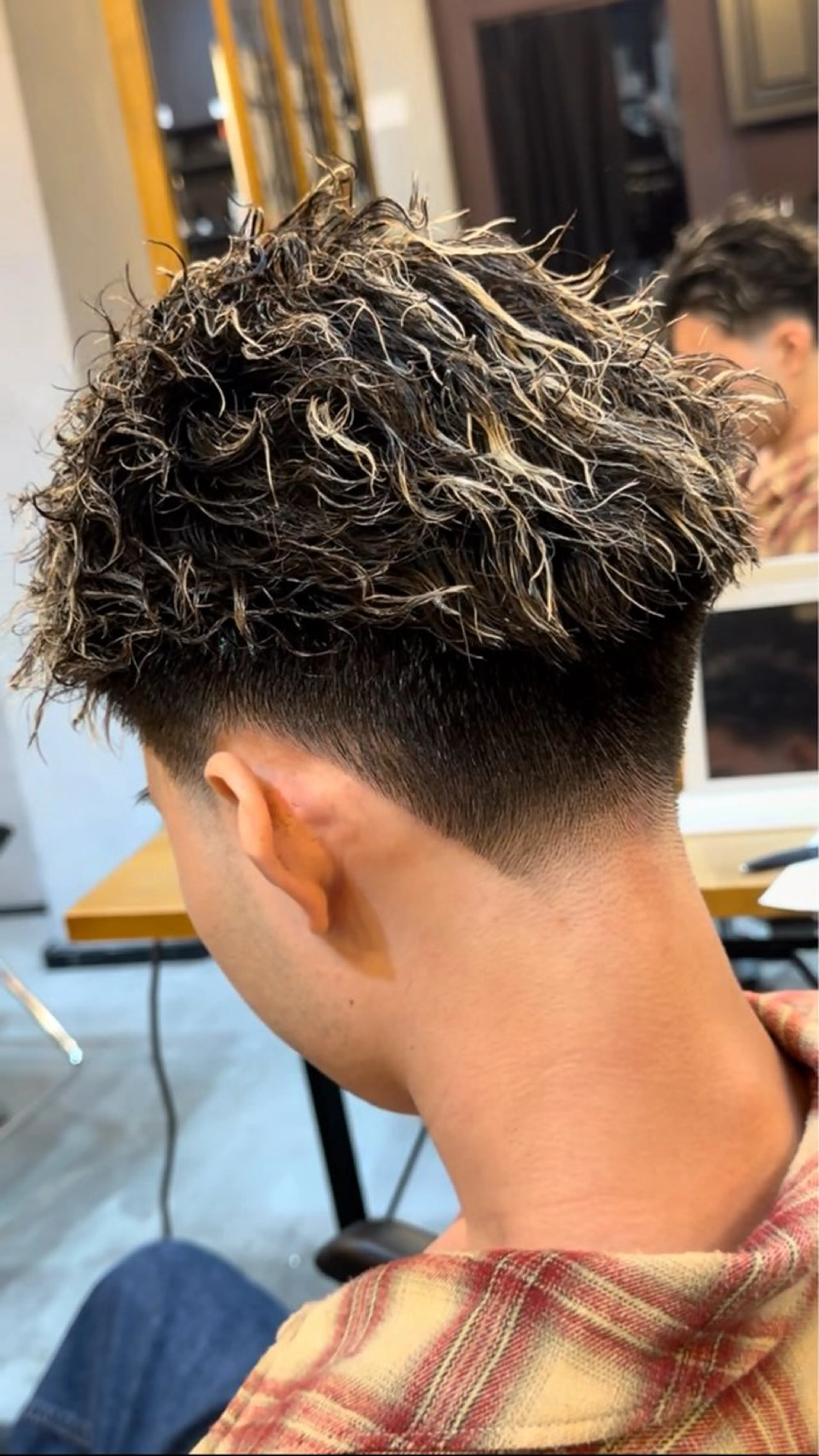ショート カラー パーマ メンズ フェードカット 海外風メンズ🇺🇸 💈N.Yuto💈の眉毛・アイブロウイメージ