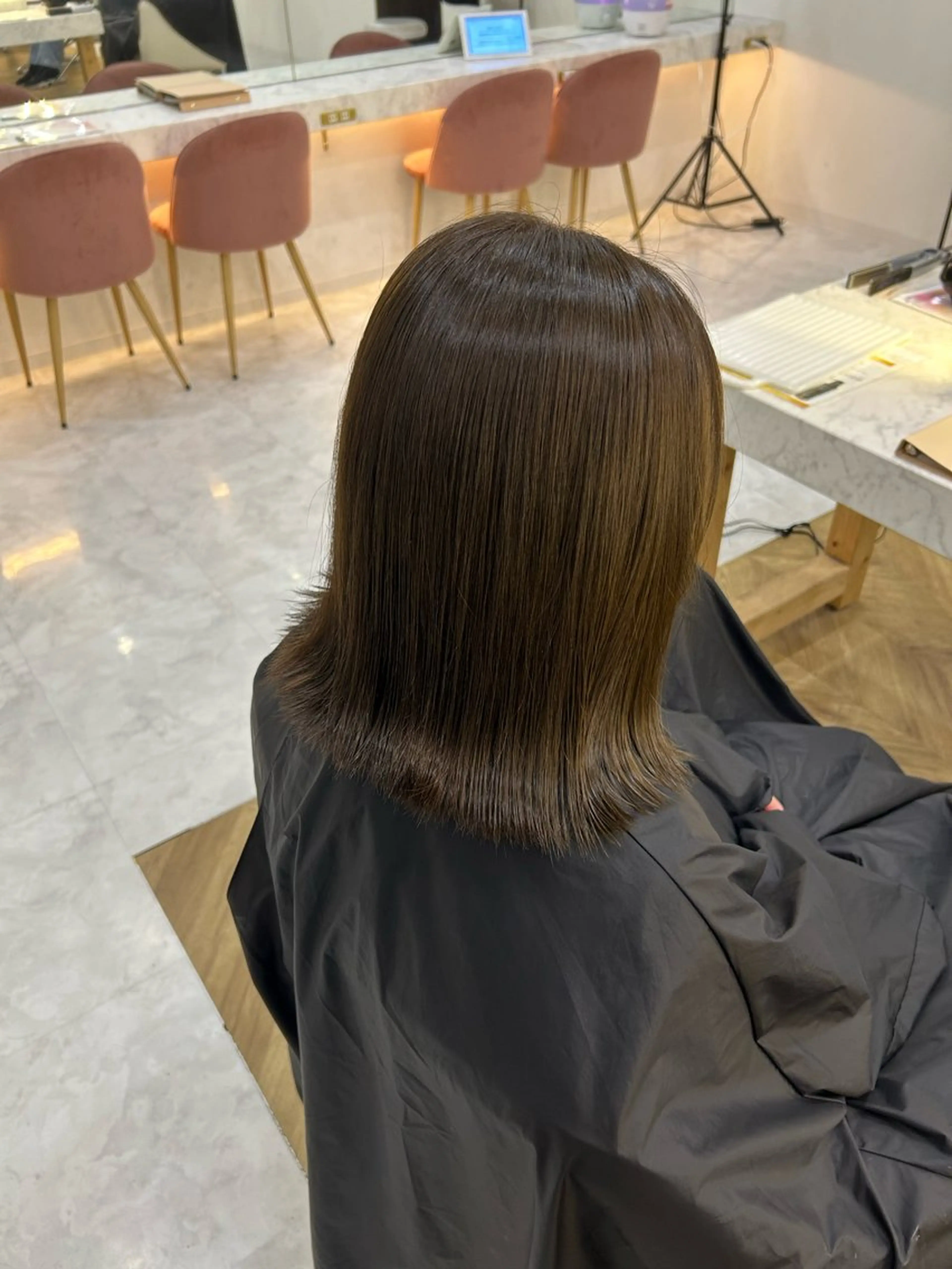 ミディアム ヘアカラー トリートメント 𝜗𝜚ブリーチ ／レイヤー𝜗𝜚のヘアスタイル