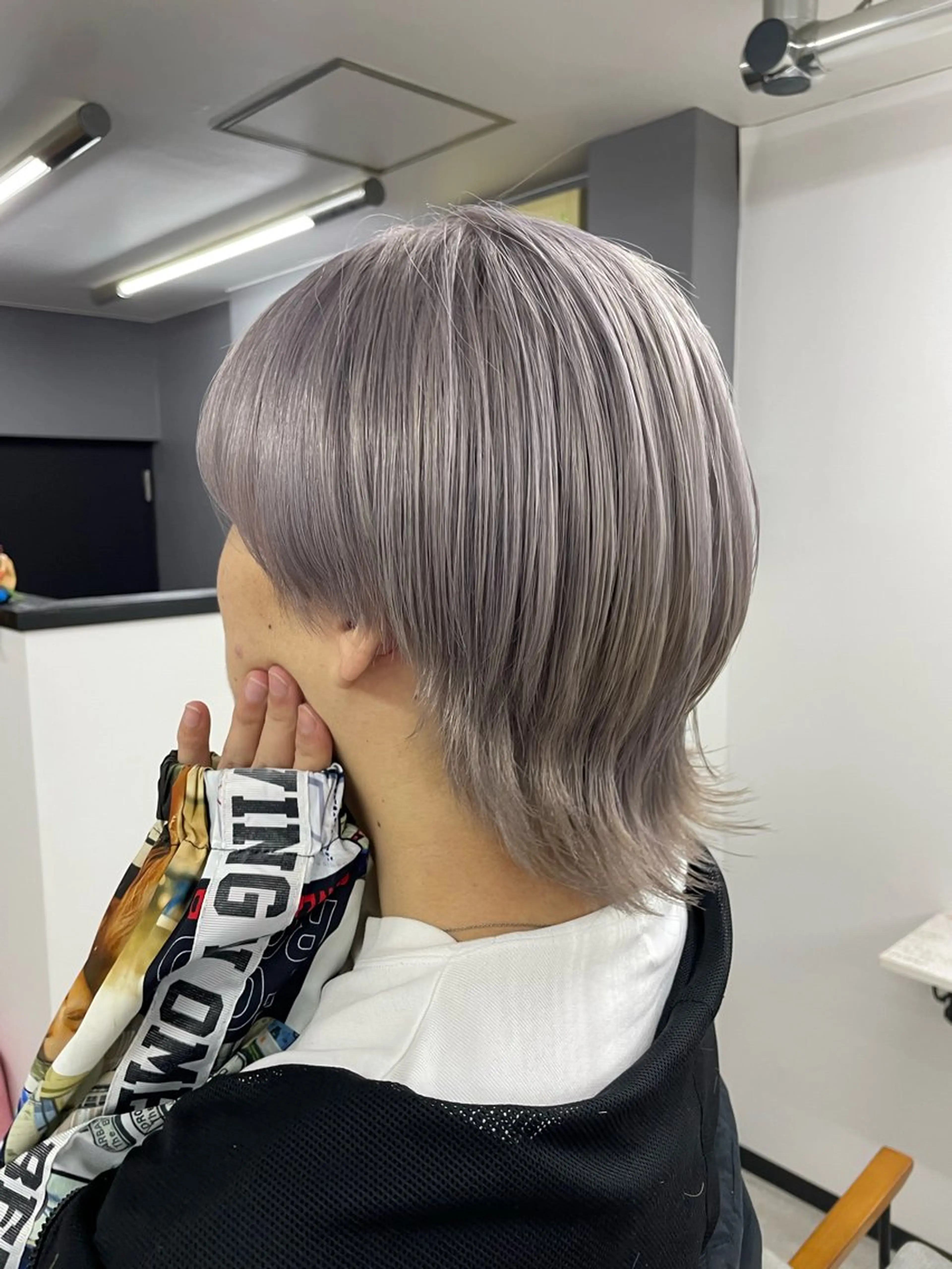 カラー メンズ グレージュ オノ アカネのヘアスタイル