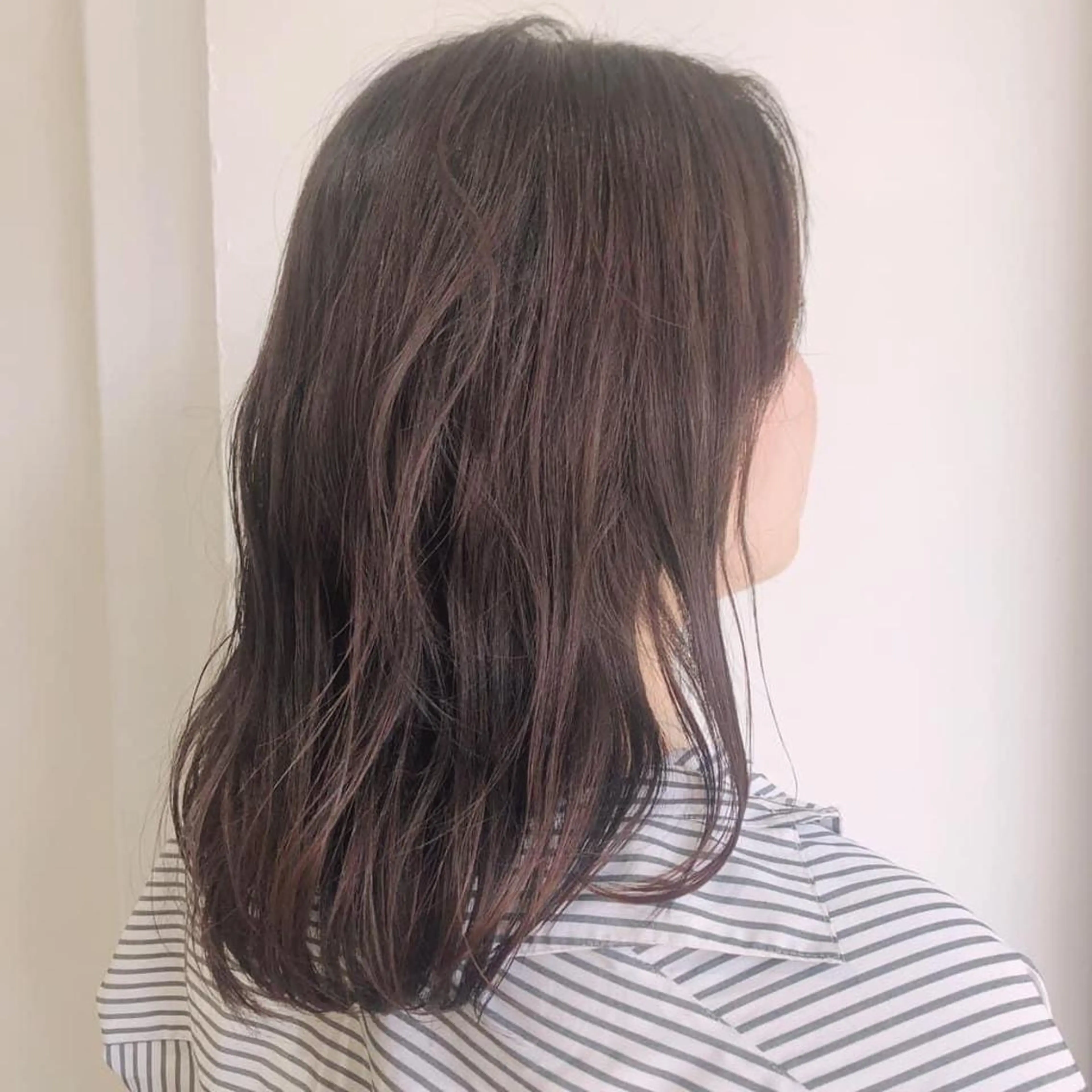 カラー ブリーチなしカラー/ 顔周りレイヤーカットのヘアスタイル