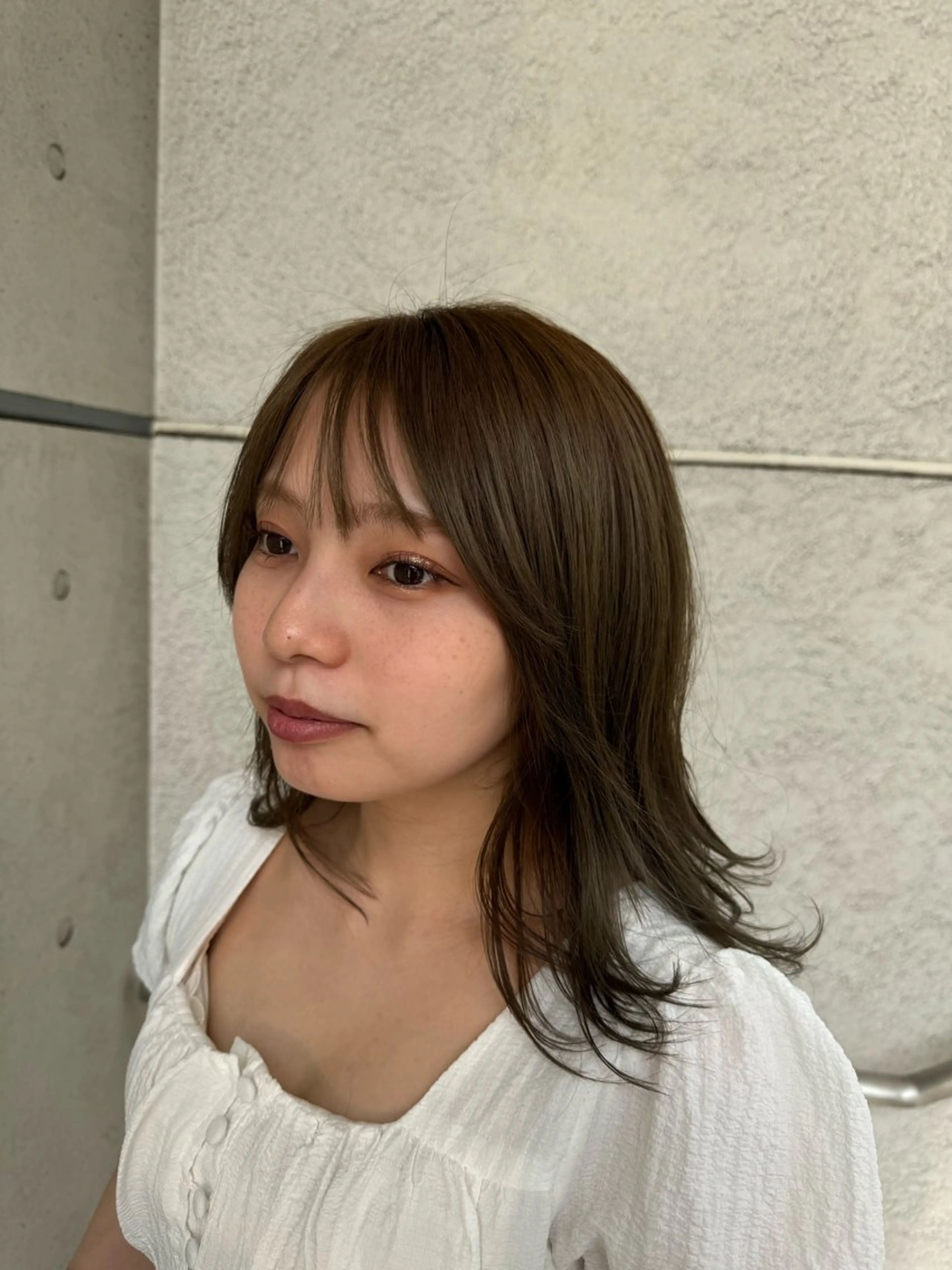 ミディアム カラー グレージュ オリーブグレージュ オリーブグレー ピンクカラー くびれヘア カット ヘアカラー 椎葉 祐也のヘアスタイル