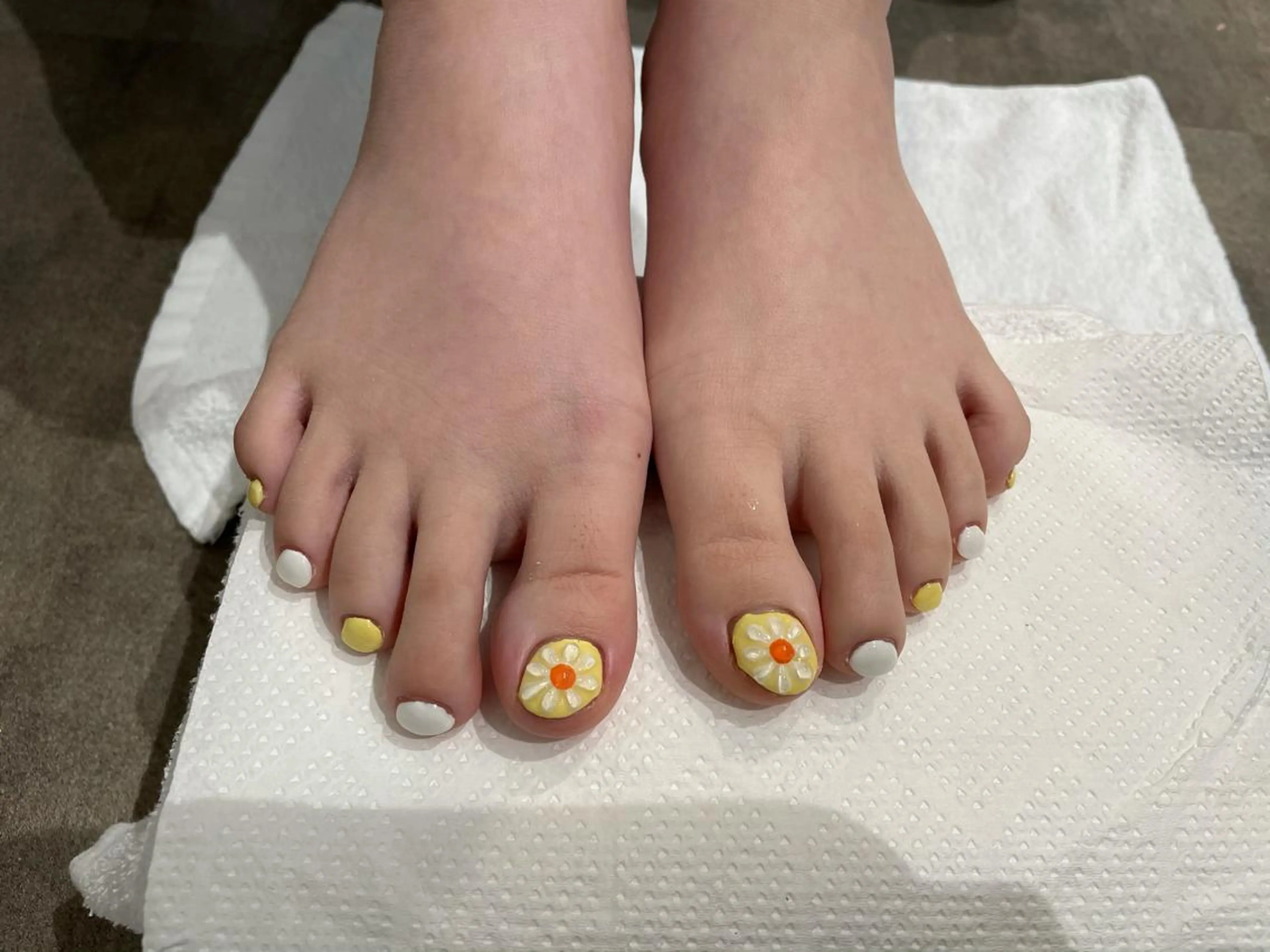 ネイル ホワイト 黄色 フットネイル ナチュラル透明感🌱 小山美樹子のヘアスタイル