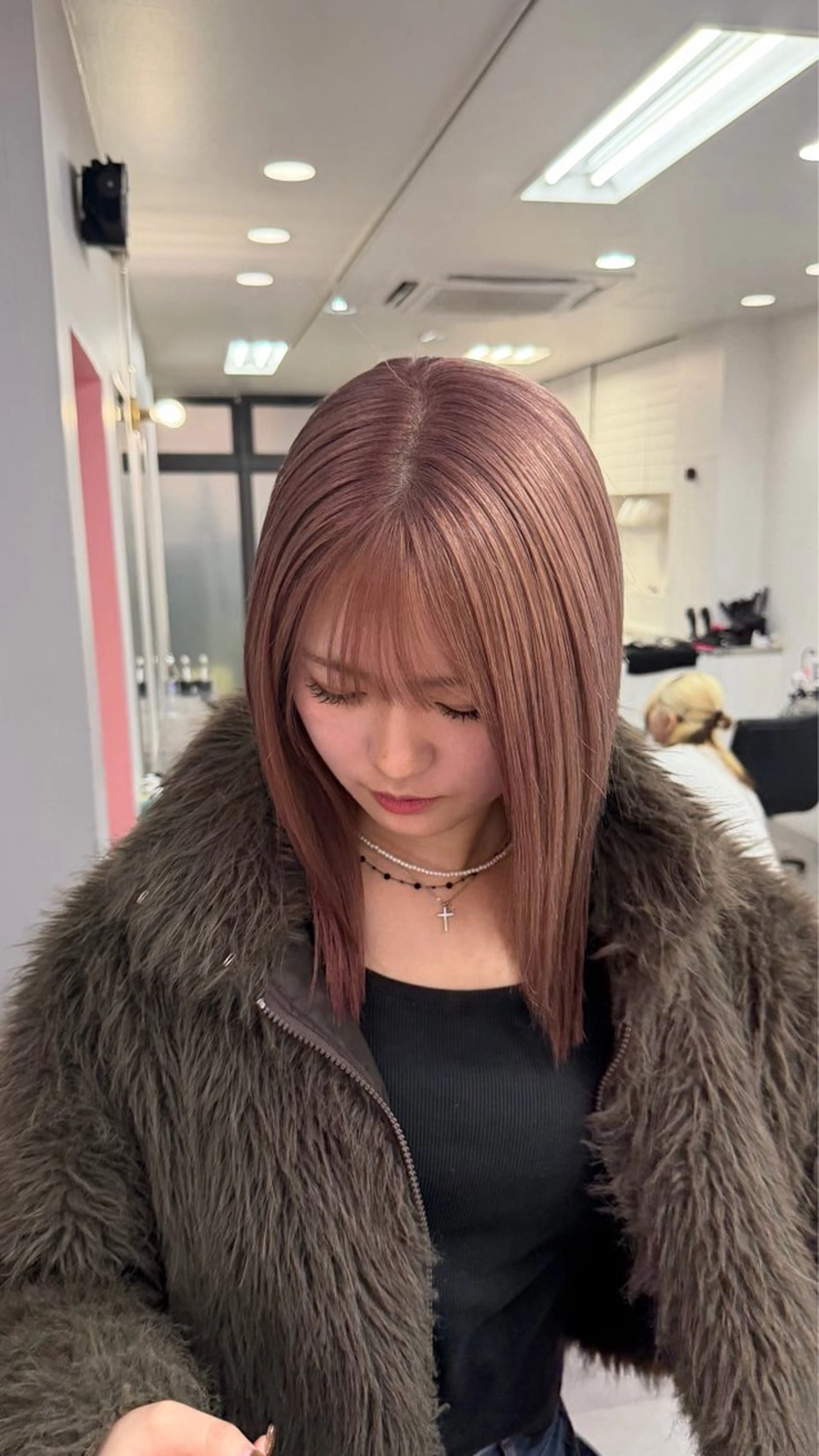 セミロング カラー ベージュカラー 透明感カラー ピンクカラー ピンクベージュ 蔭山 幸奈のヘアスタイル