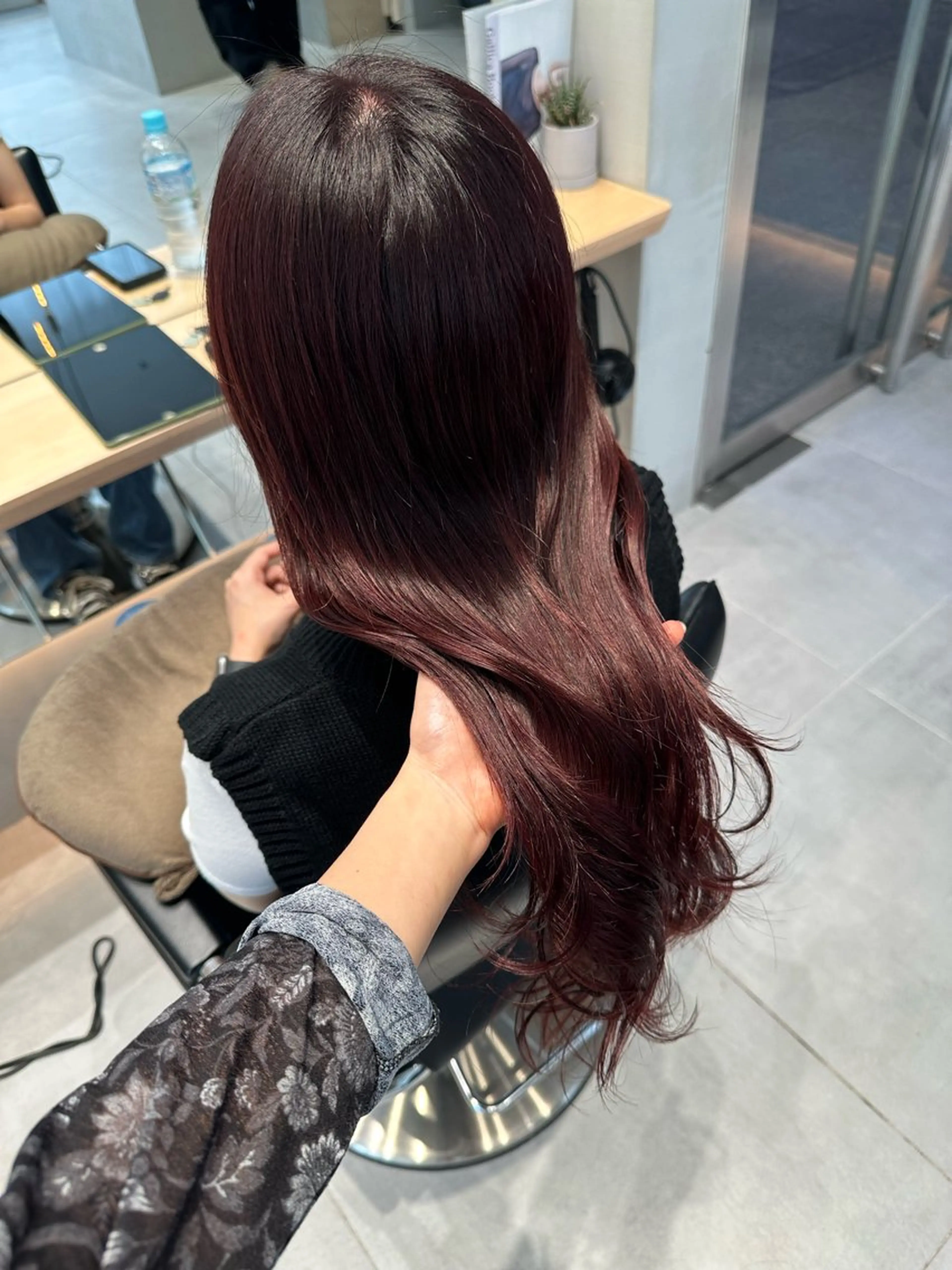 セミロング カラー トリートメント ヘッドスパ ヘアセット ミオ💎ショート 透ける暗髪のヘアスタイル