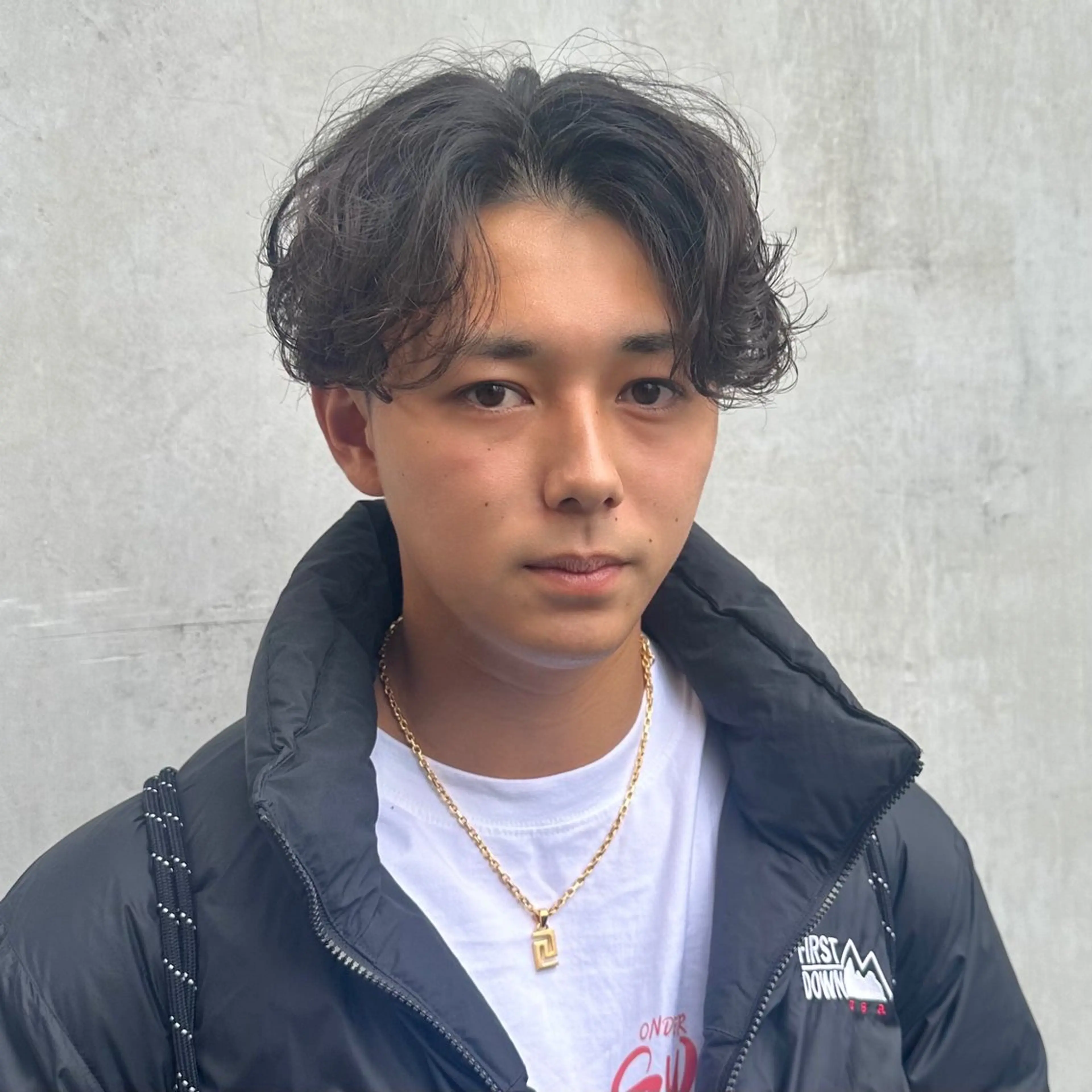 ミディアム カラー パーマ メンズ ミディアムパーマ センターパート メンズパーマ 刈り上げ ニュアンスパーマ 💈原宿指名No.1 センターパート💈のヘアスタイル