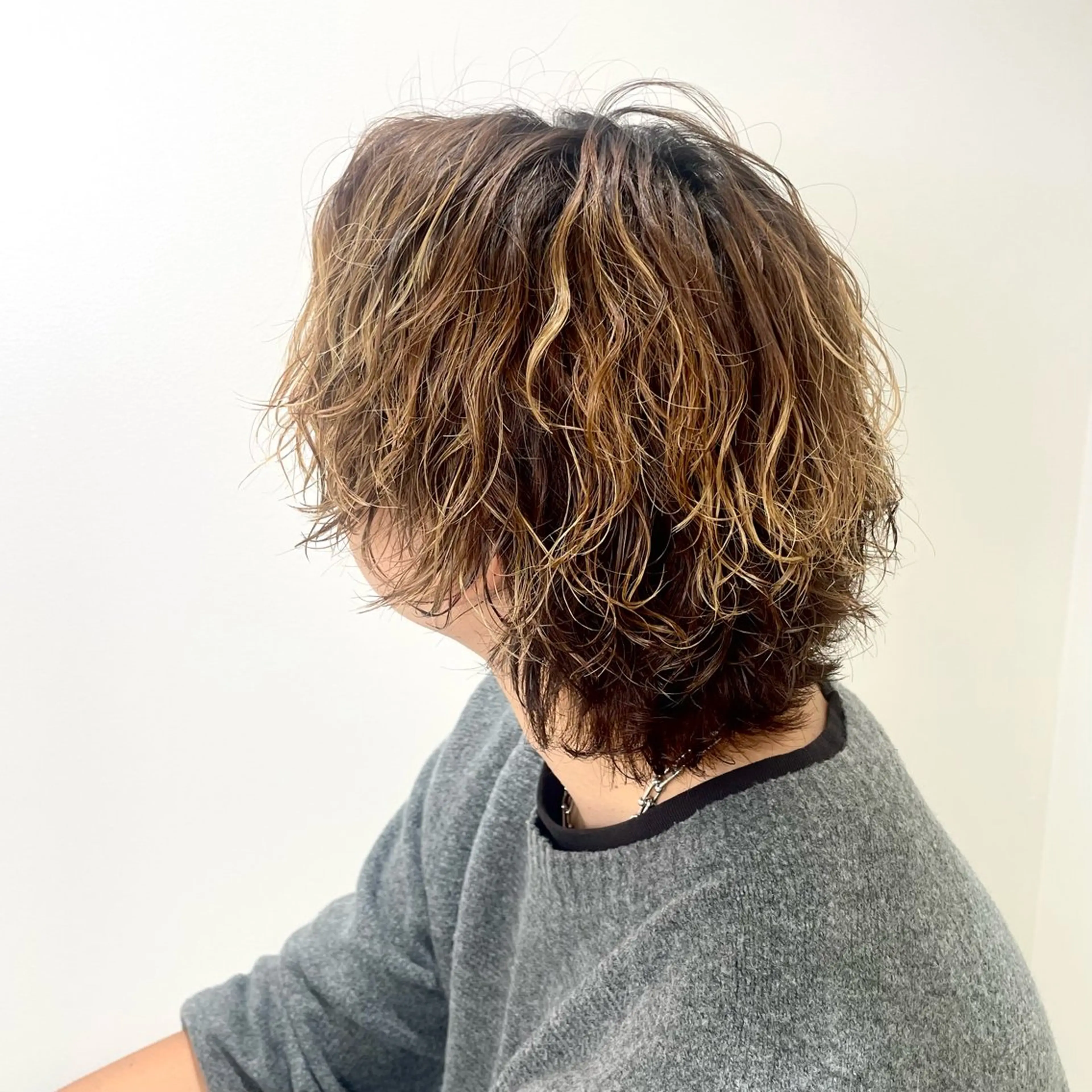 パーマ メンズ メンズブリーチ センターパート メンズハイライト メンズパーマ メンズウルフカット ダウンパーマ特化💎 ボブ・レイヤーりなのヘアスタイル