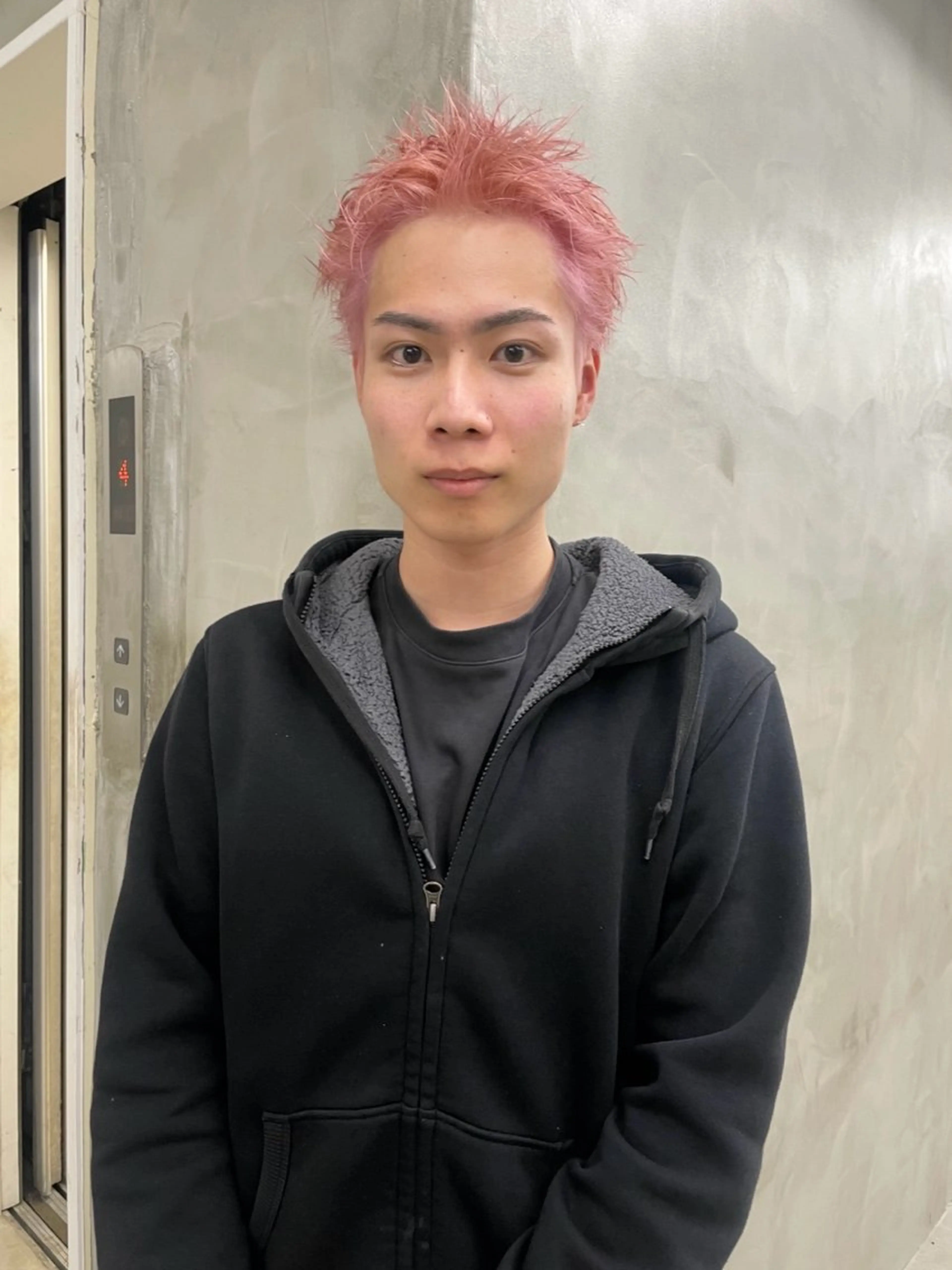 ショート カラー メンズ メンズブリーチ センターパート メンズハイライト メンズハイトーン メンズインナーカラー カット ヘアカラー トリートメント スパイラルパーマ 🌐hina⭐️のヘアスタイル