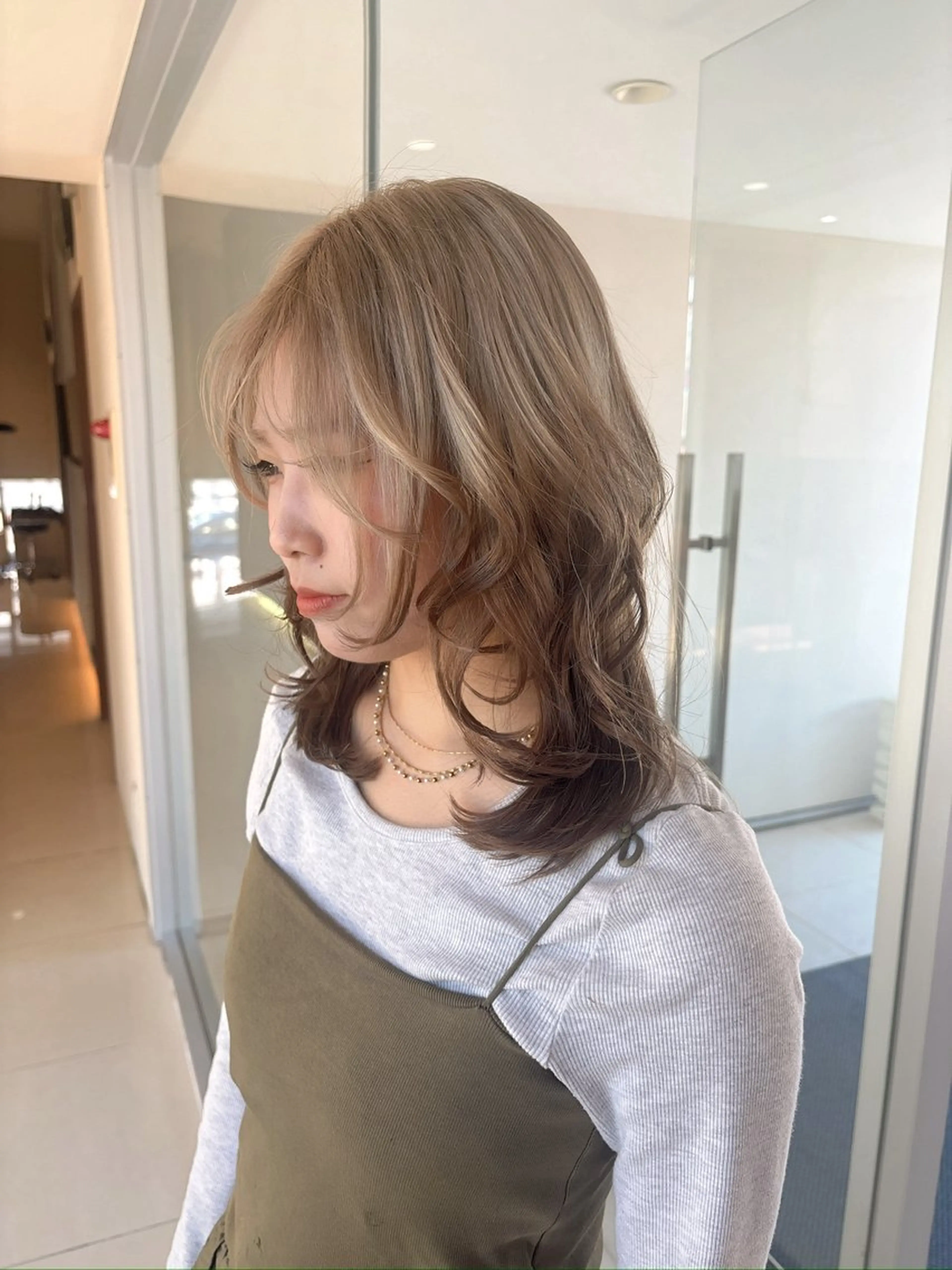 ミディアム カラー ベージュカラー ブリーチ ブラウンカラー レイヤーカット GOTTOFLOW所属・小玉 結菜のヘアスタイル