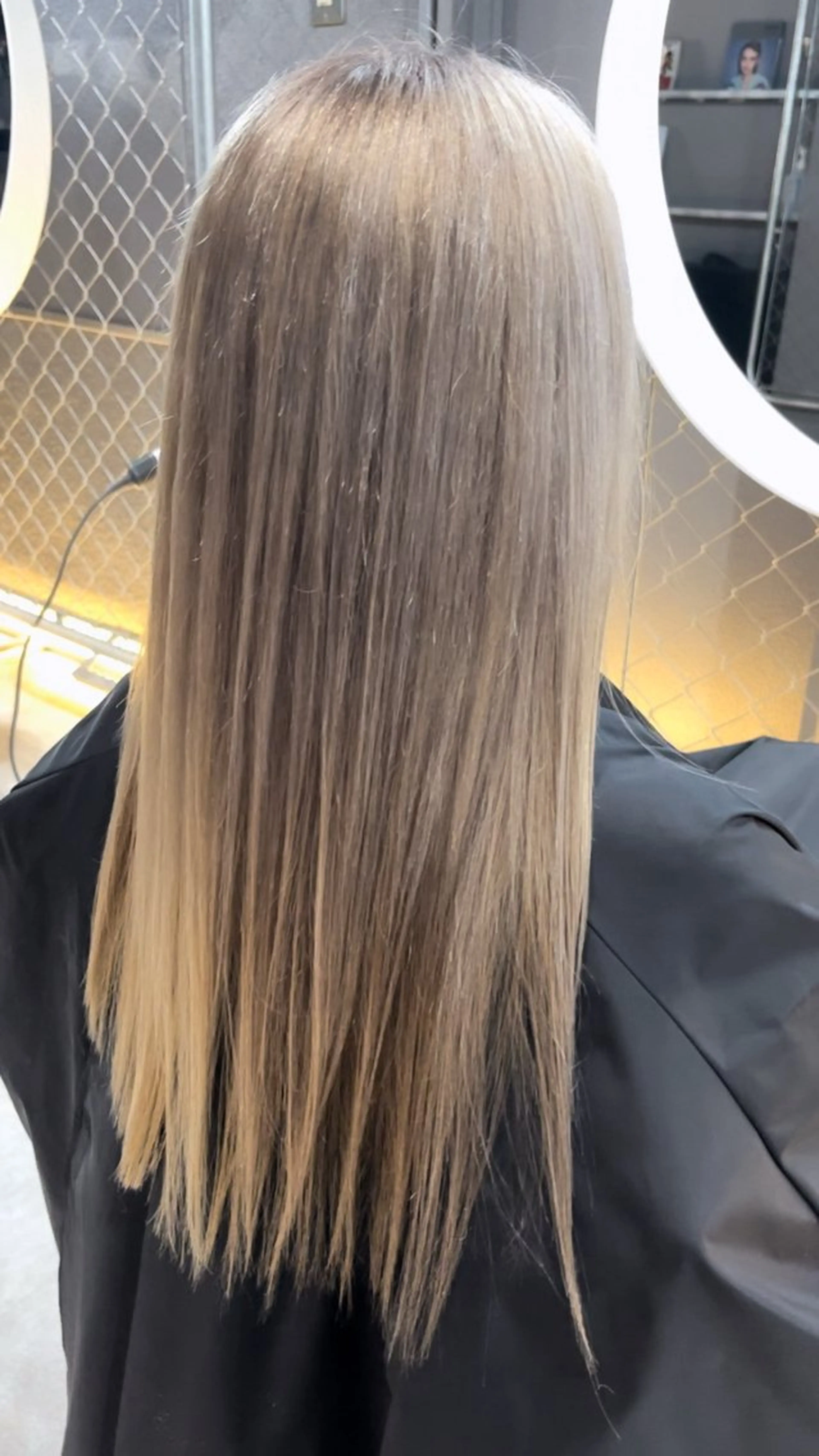 ロング カラー 透明感カラー シルバー ヘアカラー トリートメント CoCooN TAKUMAのヘアスタイル