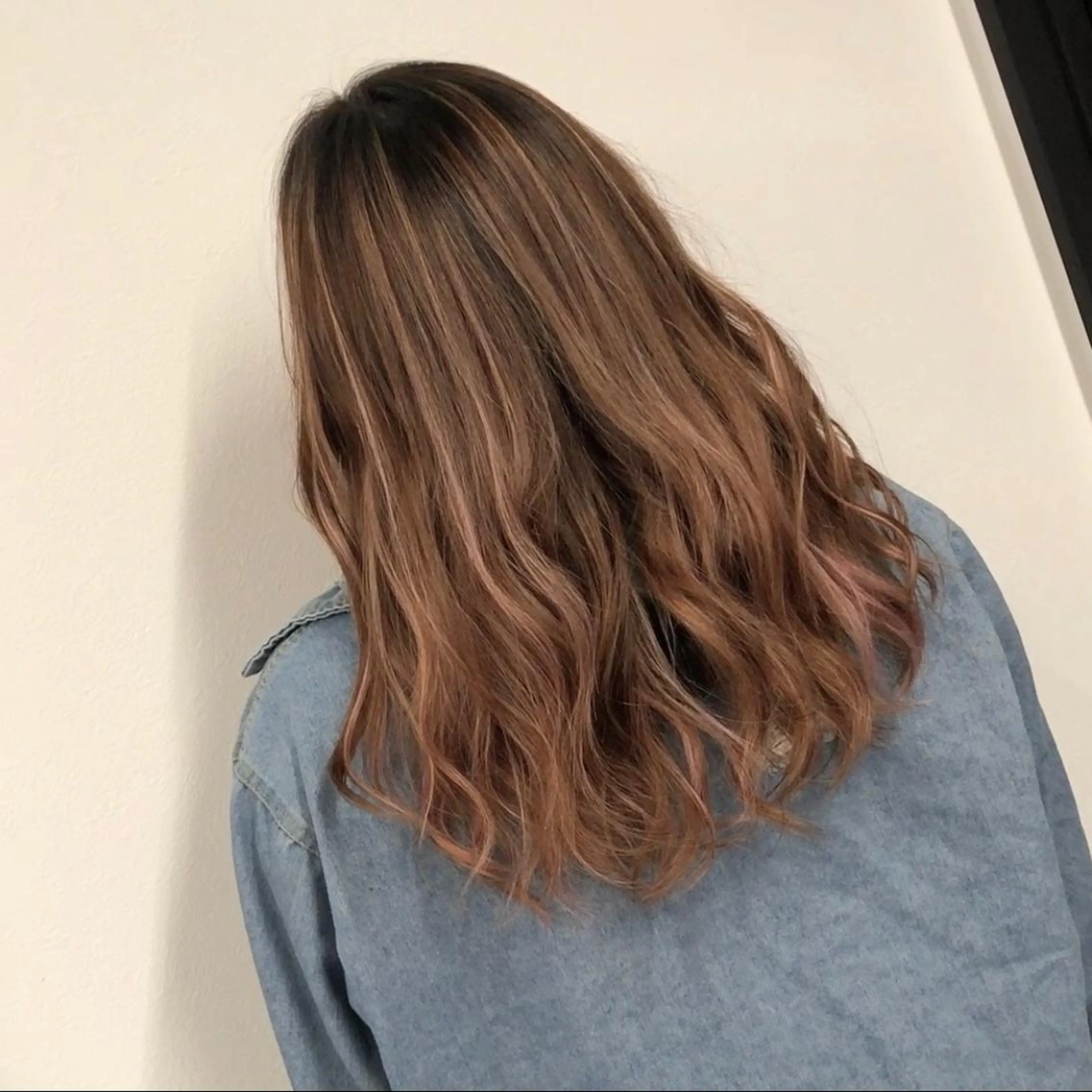 セミロング カラー ヘアアレンジ バレイヤージュ デザインカラー ハイライトカラー 外国人風カラー ハイライト アンドウ ユウ/ レイヤーカット/韓国のヘアスタイル