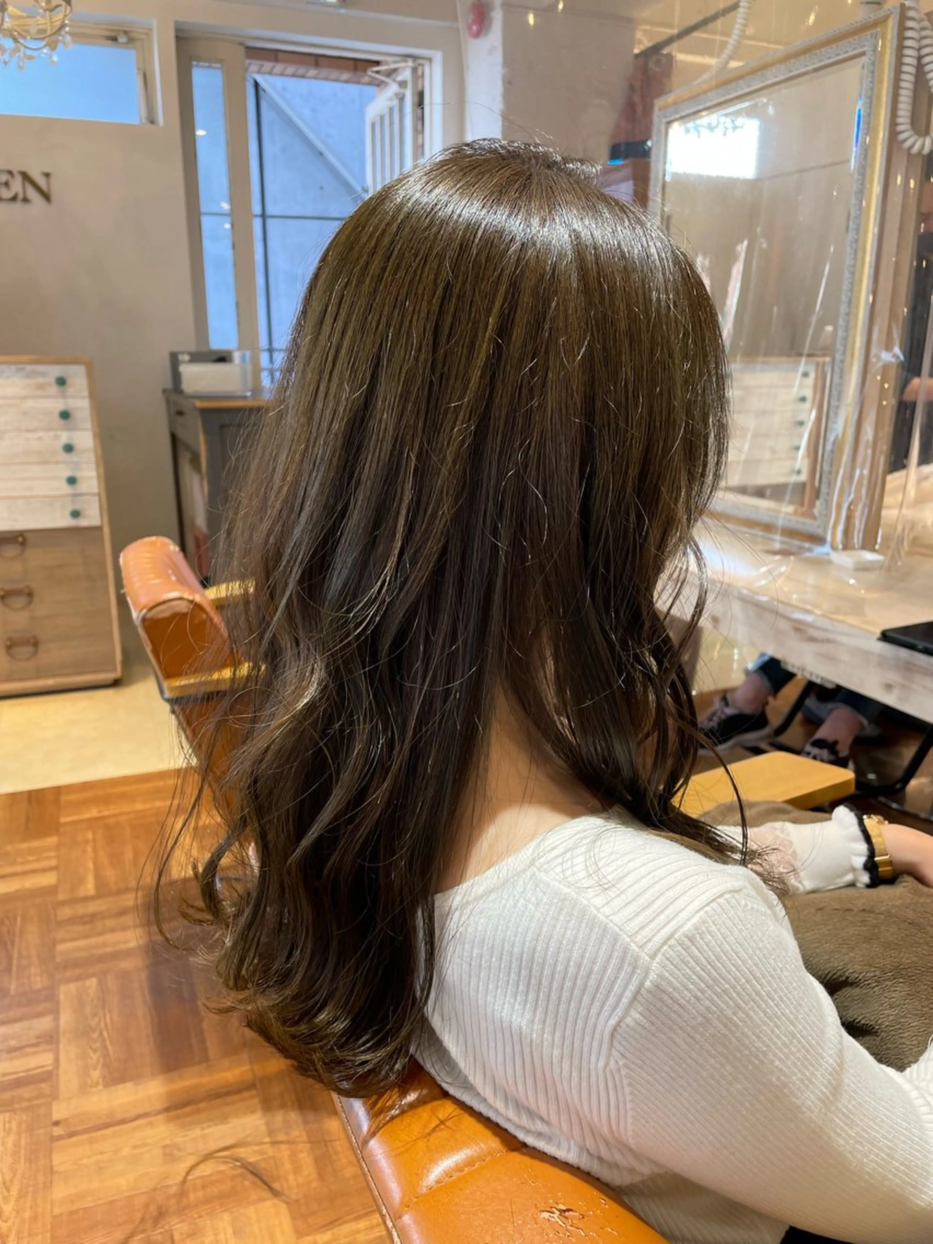 スチームトリートメントとカットで艶髪を手に入れよう！の写真