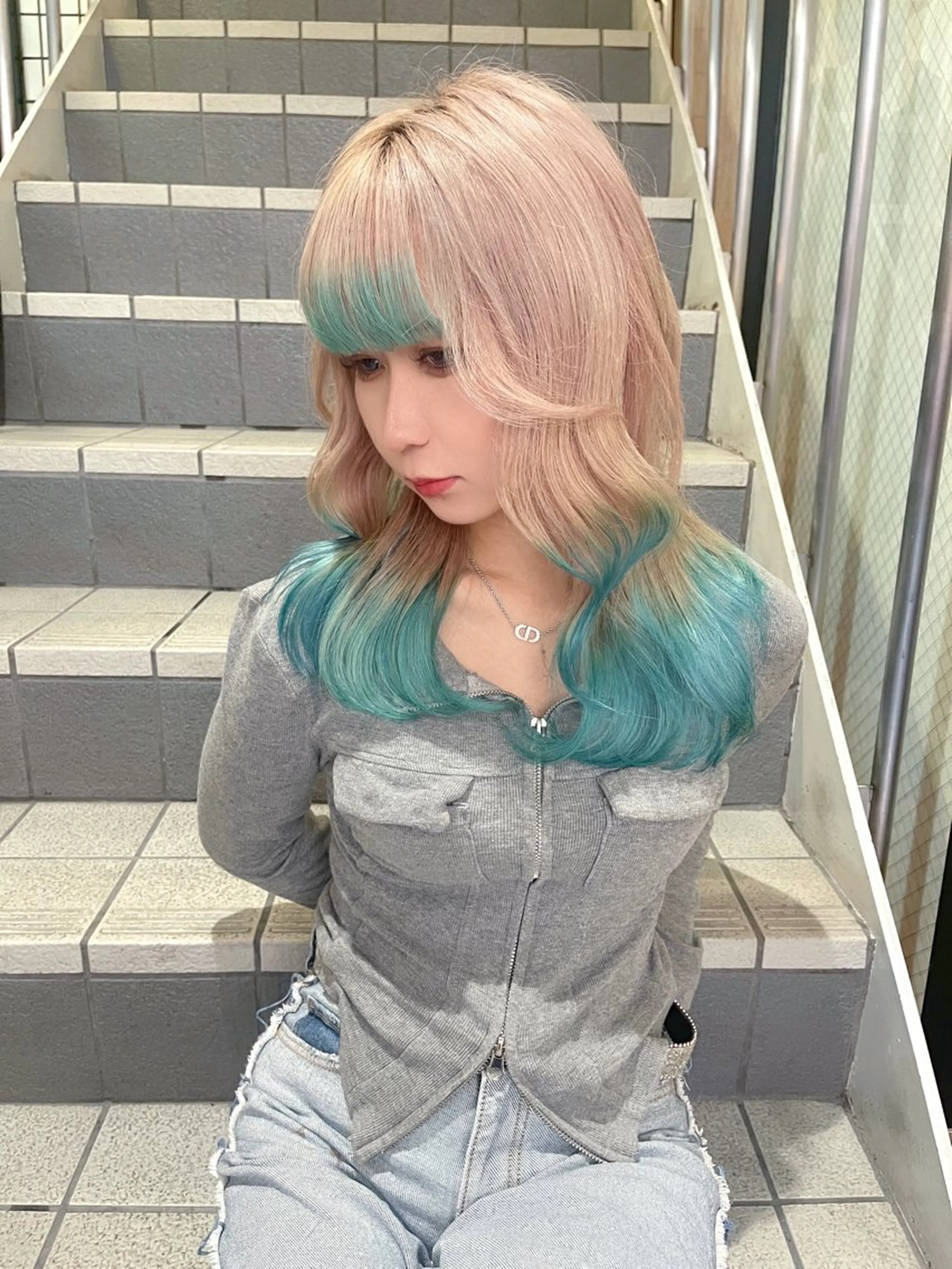 セミロング 紺エクステ デザインカラーのヘアスタイル