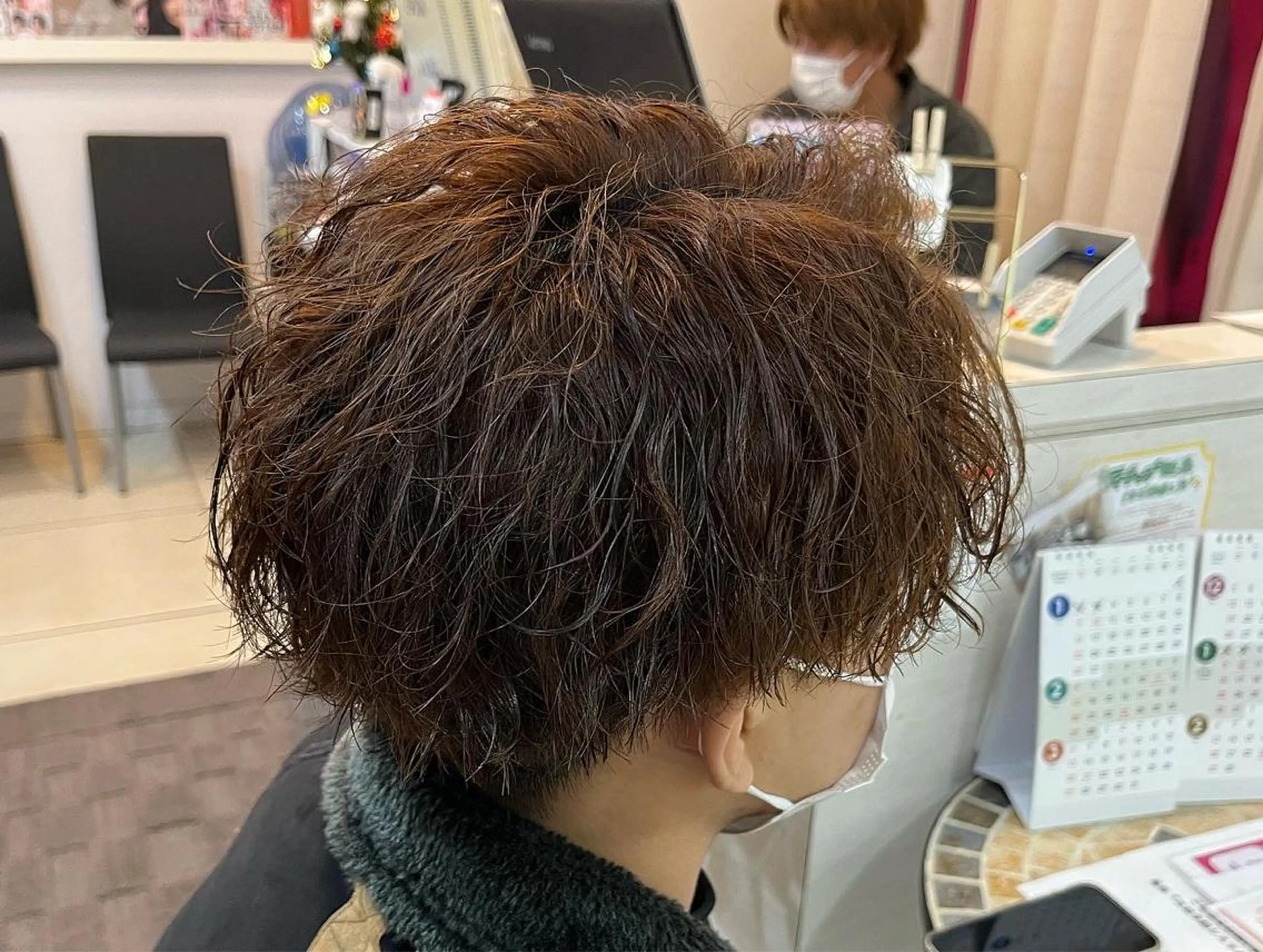 ミディアム パーマ メンズ ミディアムパーマ メンズパーマ カット パーマ 韓国メンズヘア/ 毛流れヘア　須田龍世のヘアスタイル