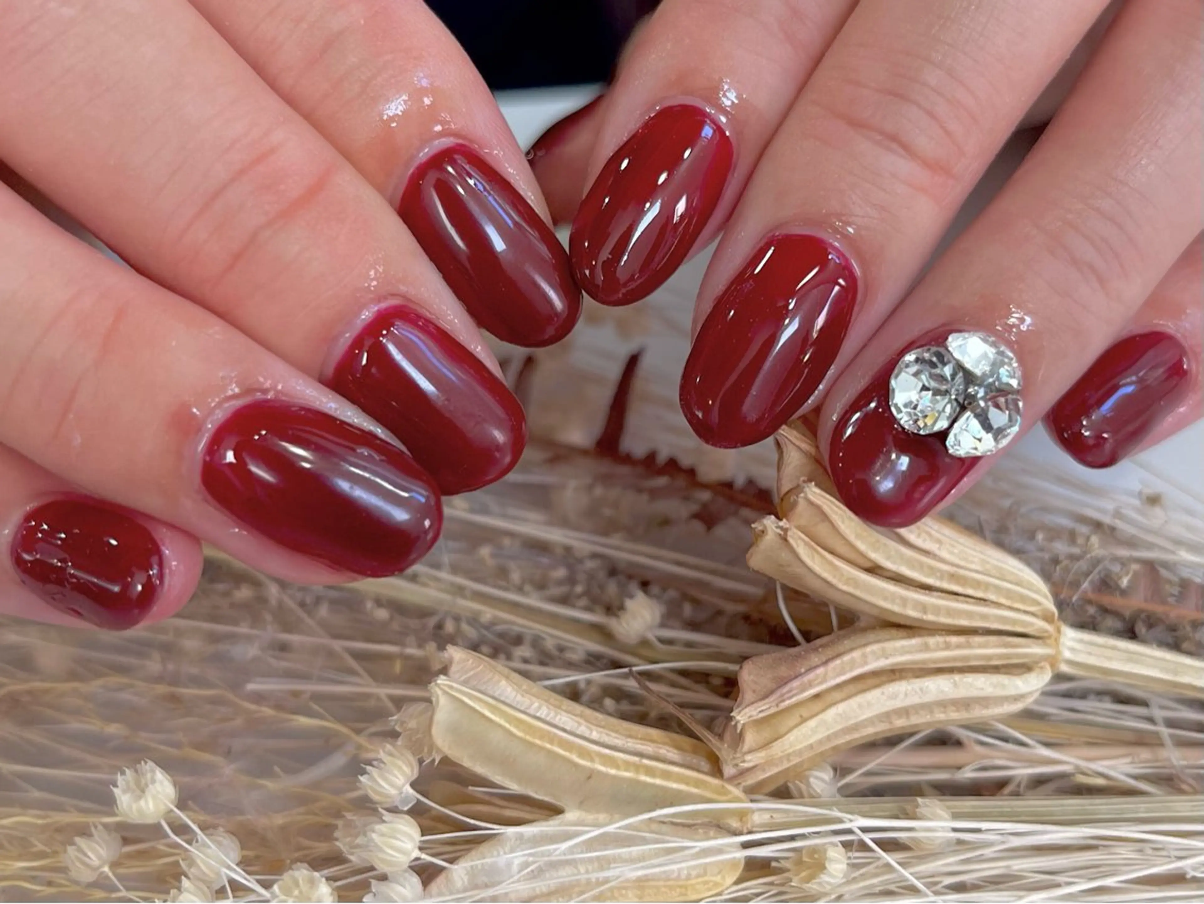 ネイル カジュアル ストーンネイル Queen nail所属・QUEENNA IL JR寺田町1分のネイルデザイン