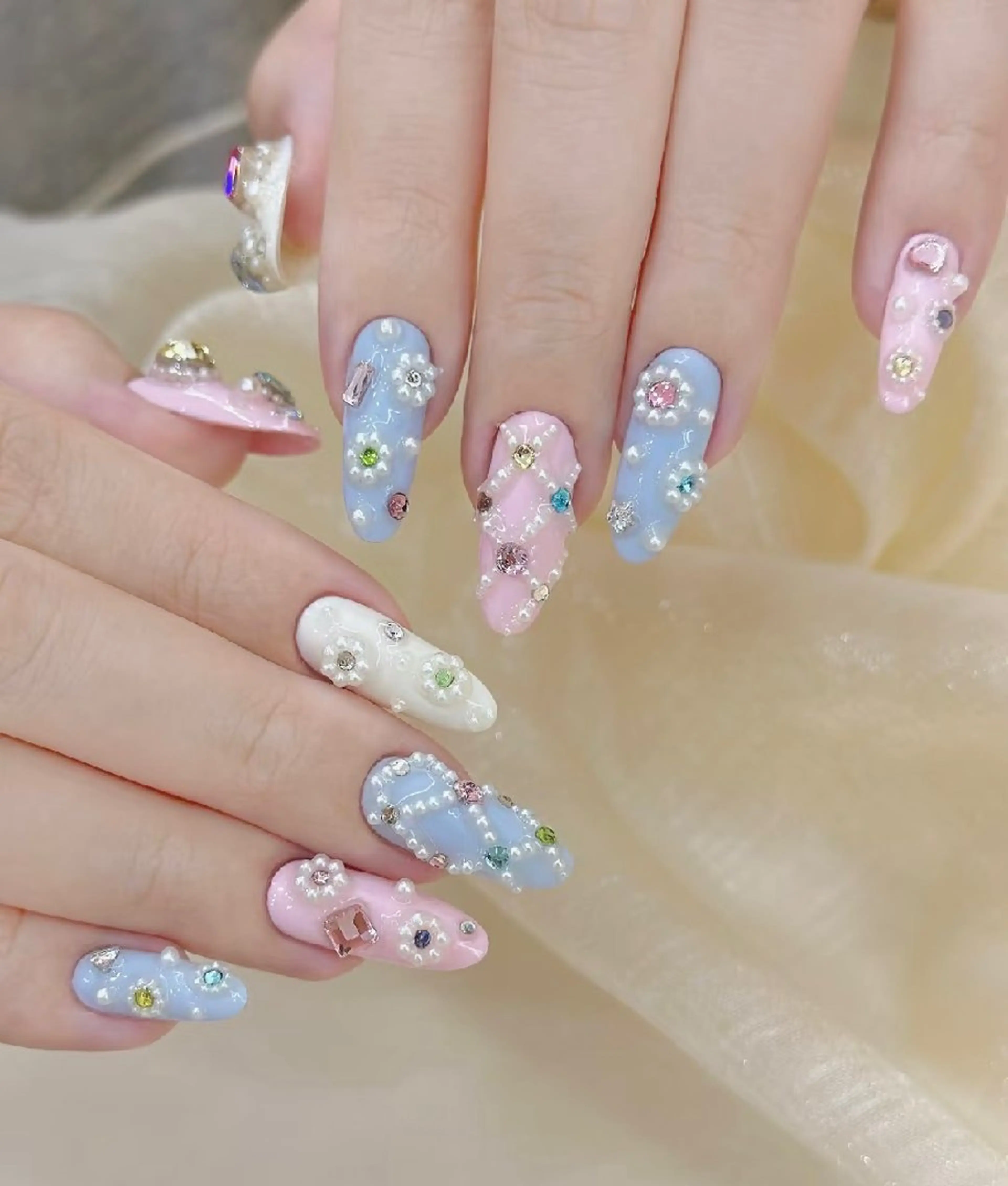 ネイル チークネイル 長さ出し フレンチネイル ジェルネイル キラキラネイル ハンドネイル UM Nail Salonのネイルデザイン