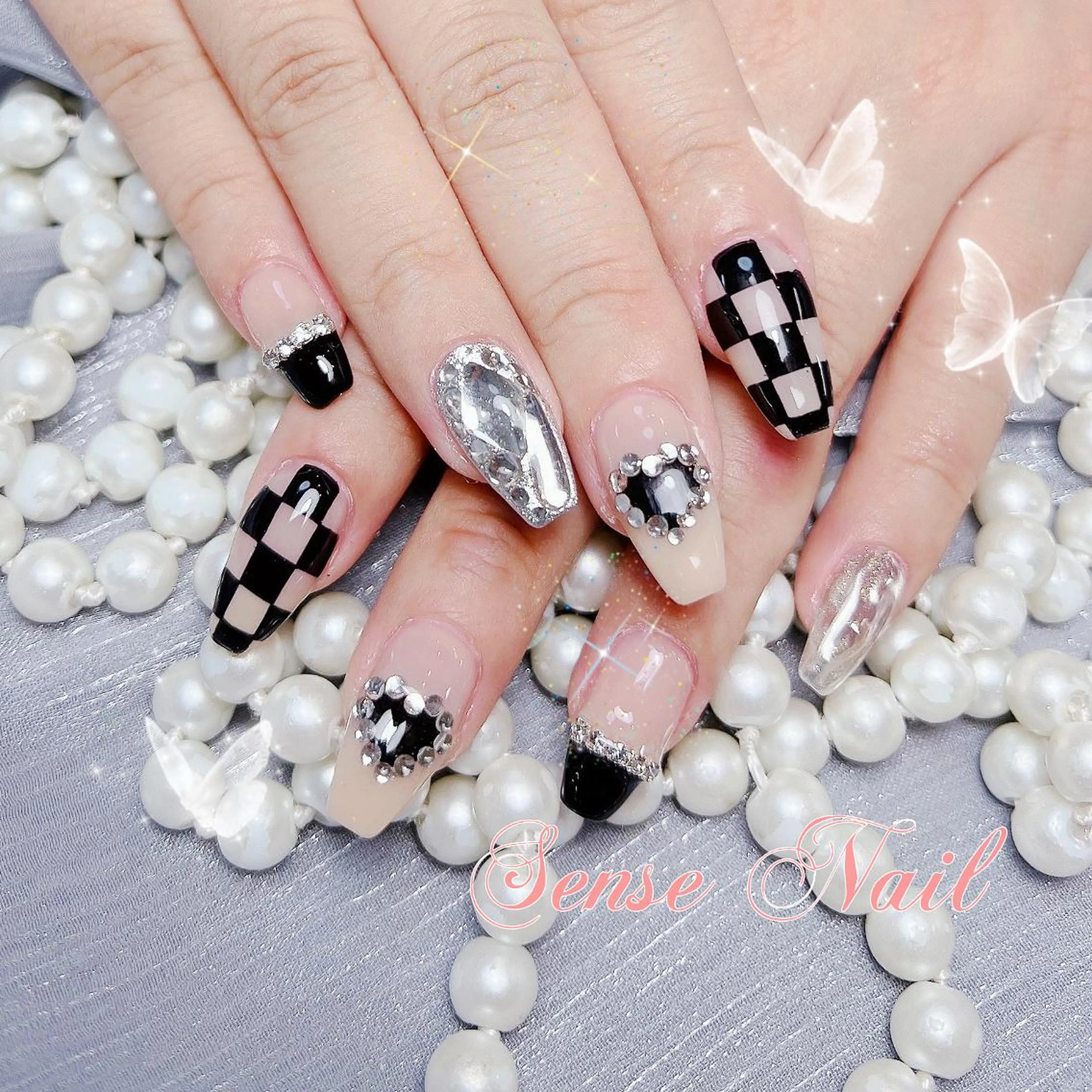 ネイル ロング ハンドネイル 🦋 Queenieのネイルデザイン