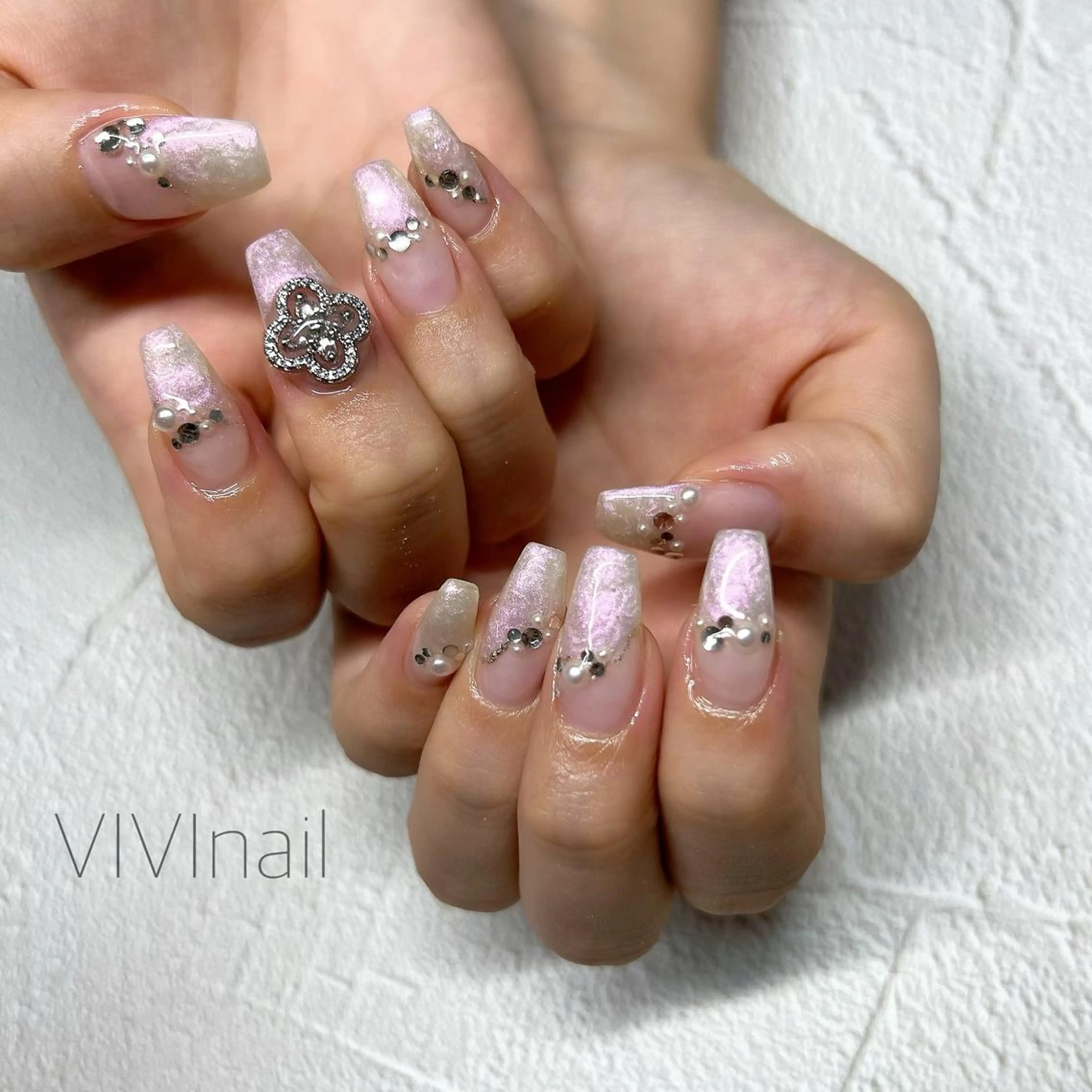 ネイル オーロラネイル フレンチネイル ハンドネイル vivi nailのネイルデザイン