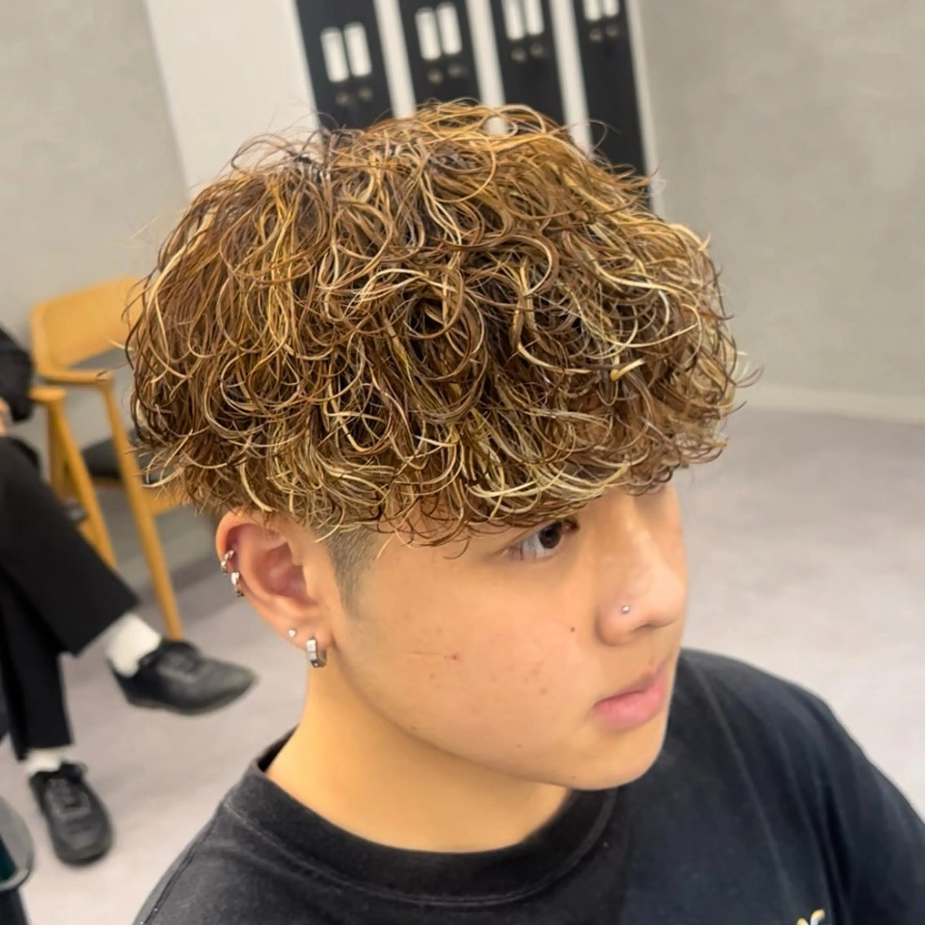 カラー パーマ メンズ メンズハイライト メンズパーマ ブラウンカラー ハイライトカラー カット ヘアカラー パーマ メンズパーマ特化 美容師/ハルキのヘアスタイル