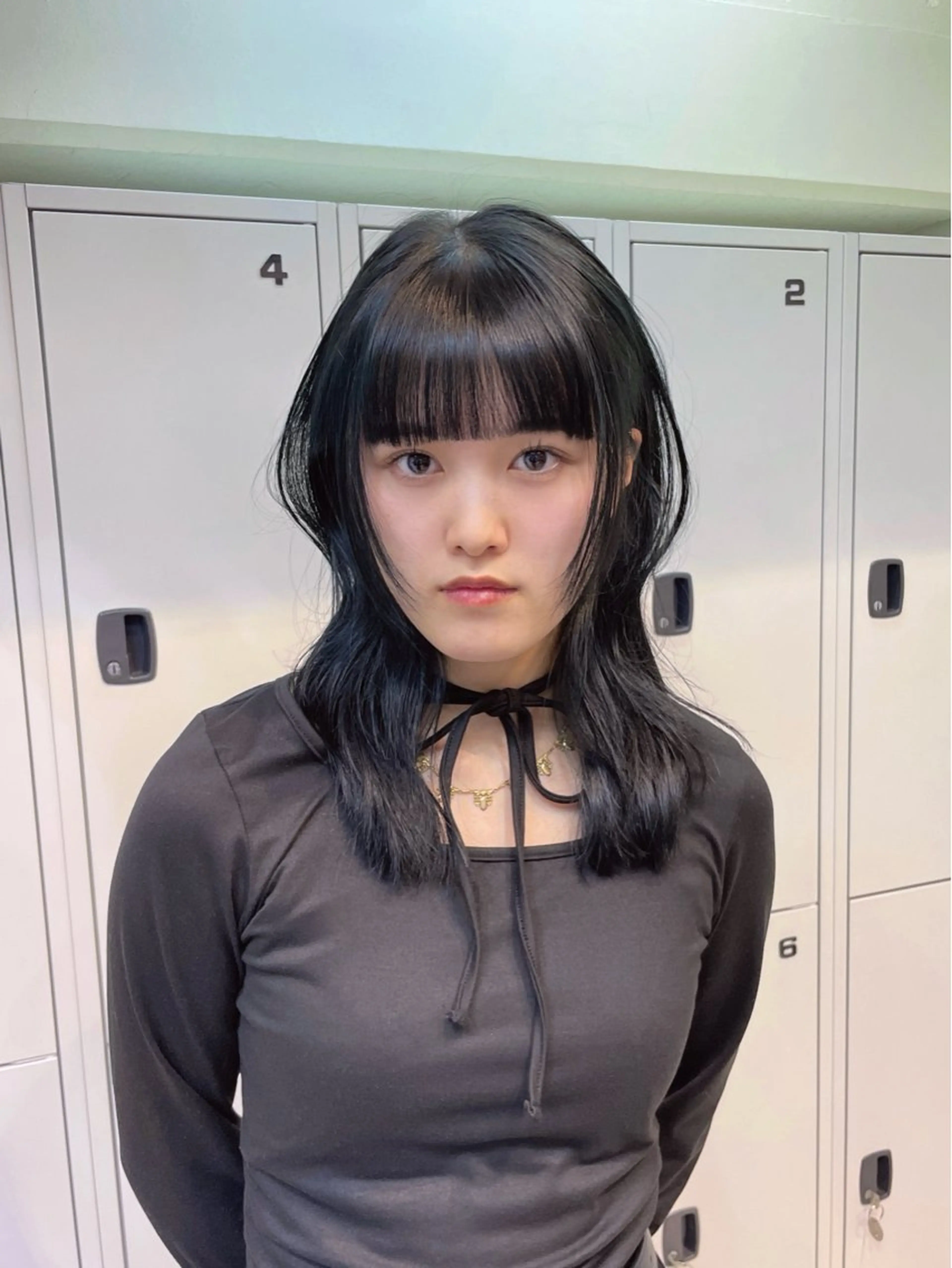 ミディアム カラー 黒髪 ブルーカラー ブルーブラック ハッシュカット カット ヘアカラー yu-kaハッシュ カット/韓国レイヤーのヘアスタイル