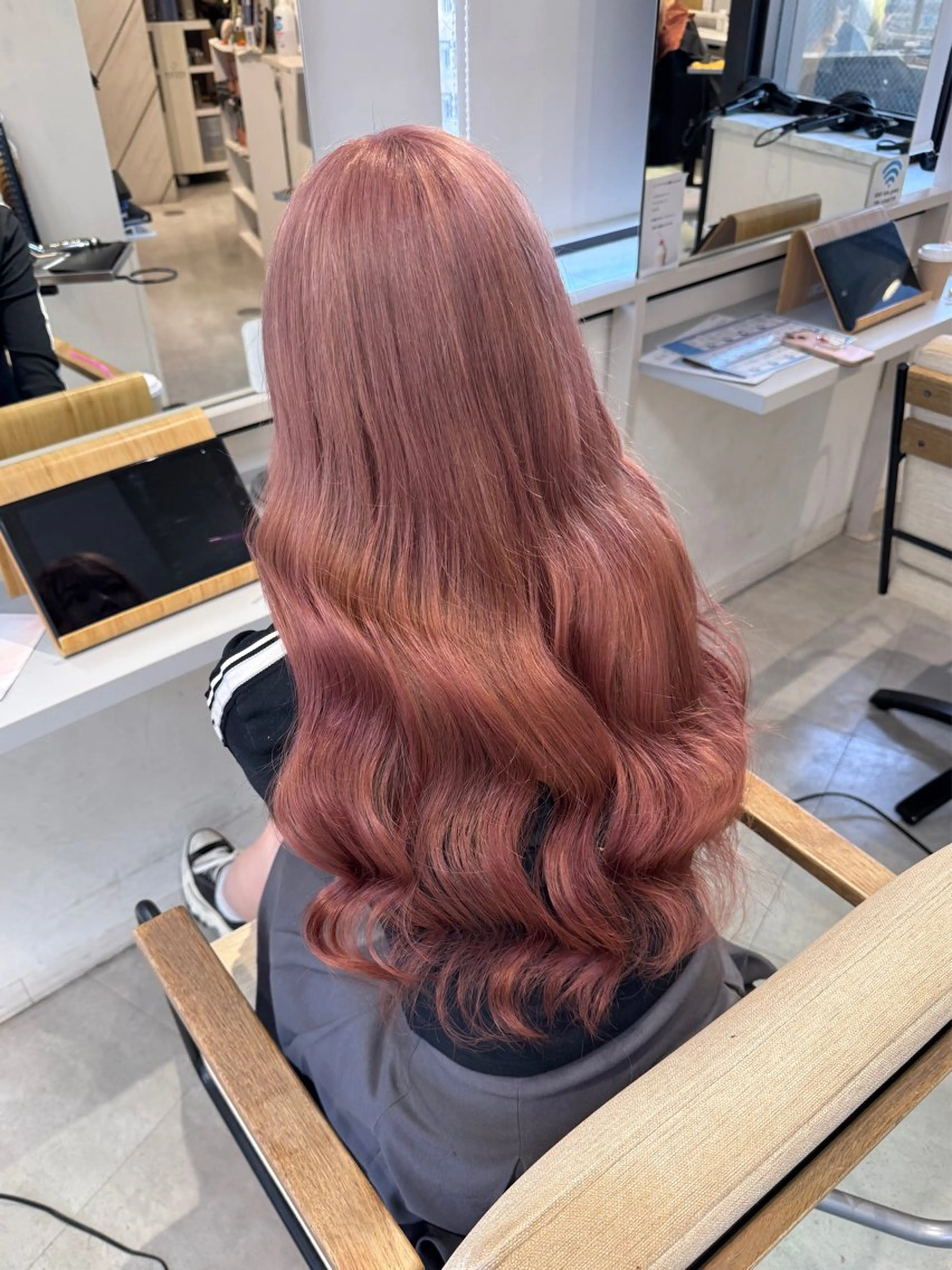 ロング カラー ベージュカラー ブリーチ ピンクカラー ピンクベージュ ヘアカラー fuka/梅田/ ミルクティーベージュのヘアスタイル