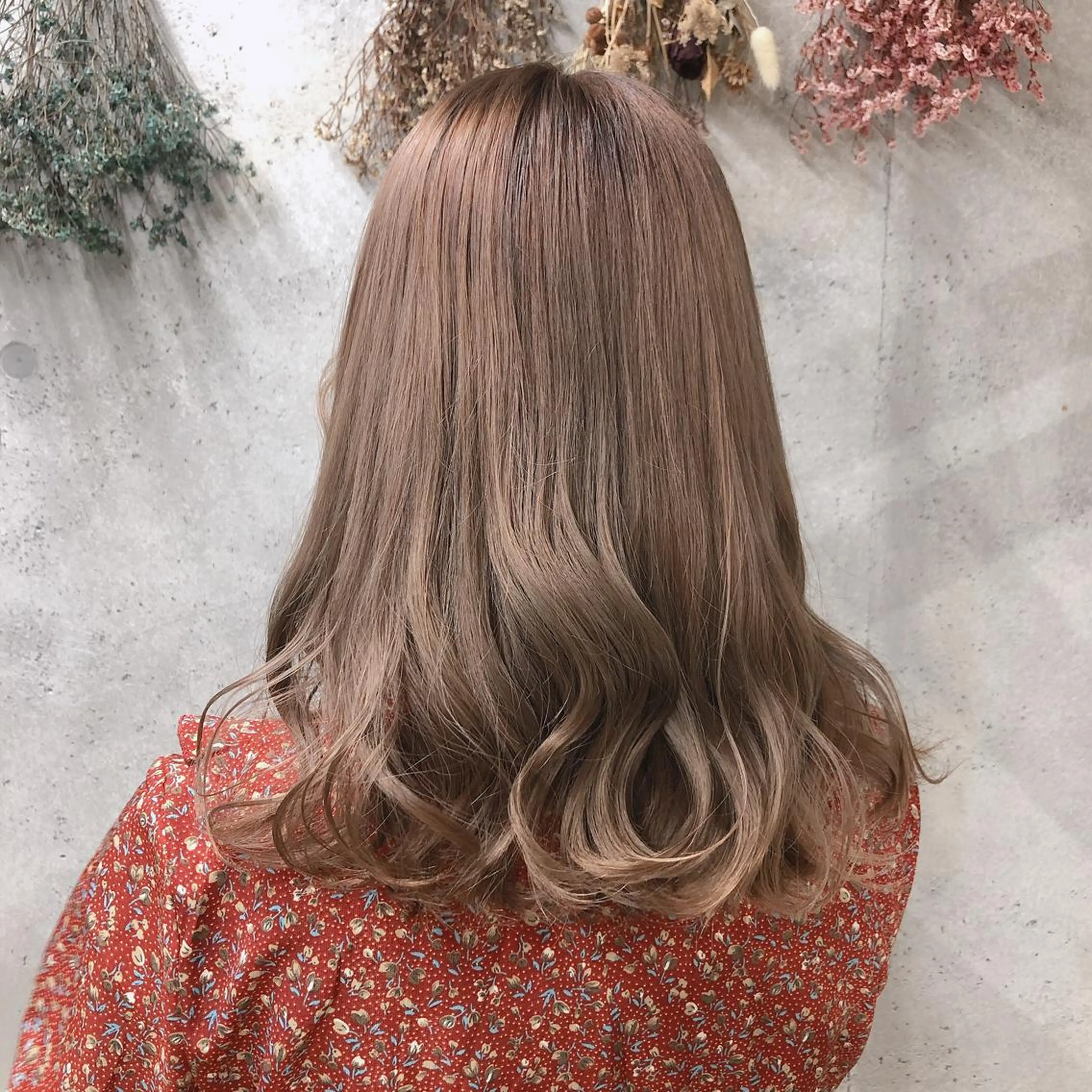 ロング カラー ベージュカラー wakana 【ブリーチカラー】のヘアスタイル