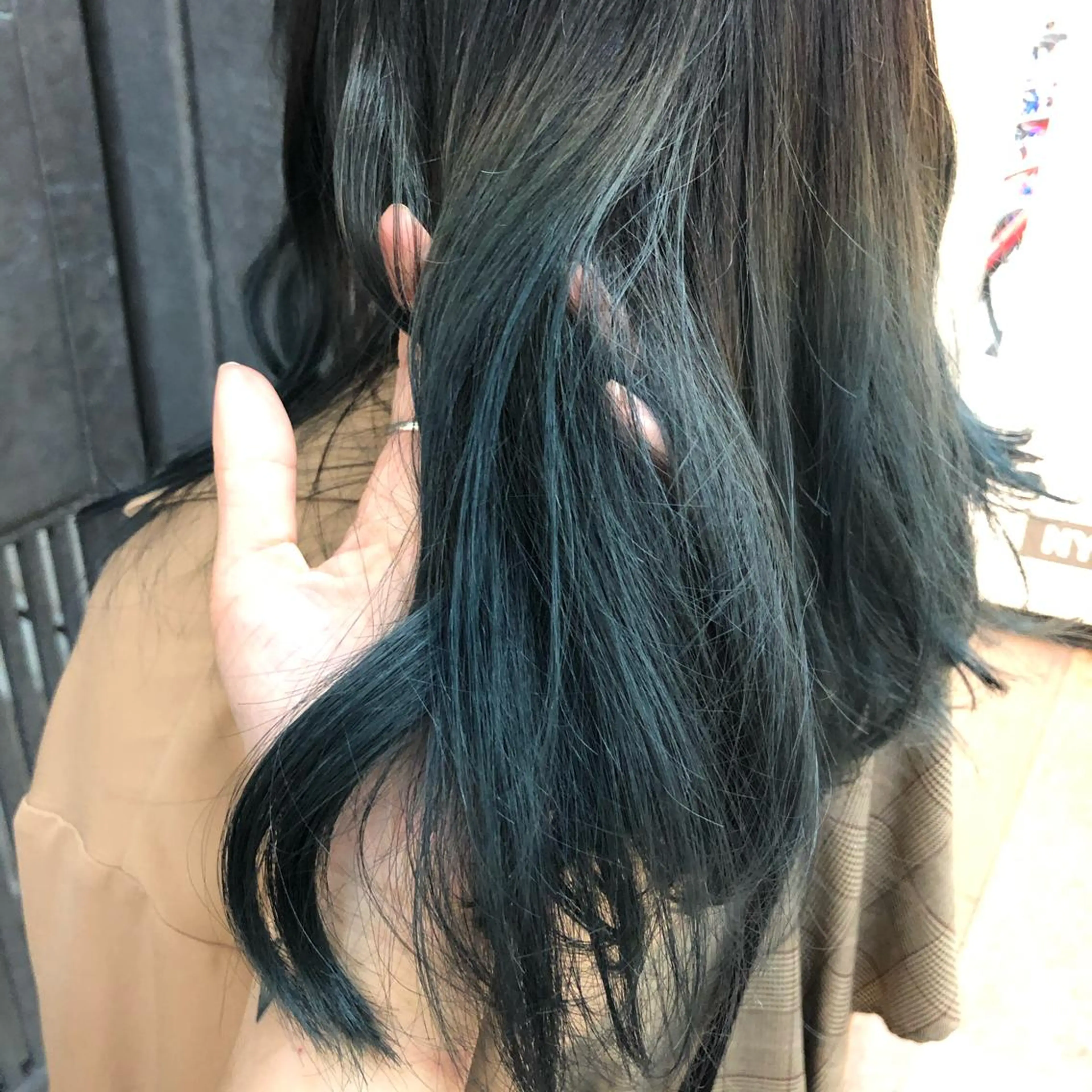 セミロング カラー ウルフカット／吉村 桃子のヘアスタイル