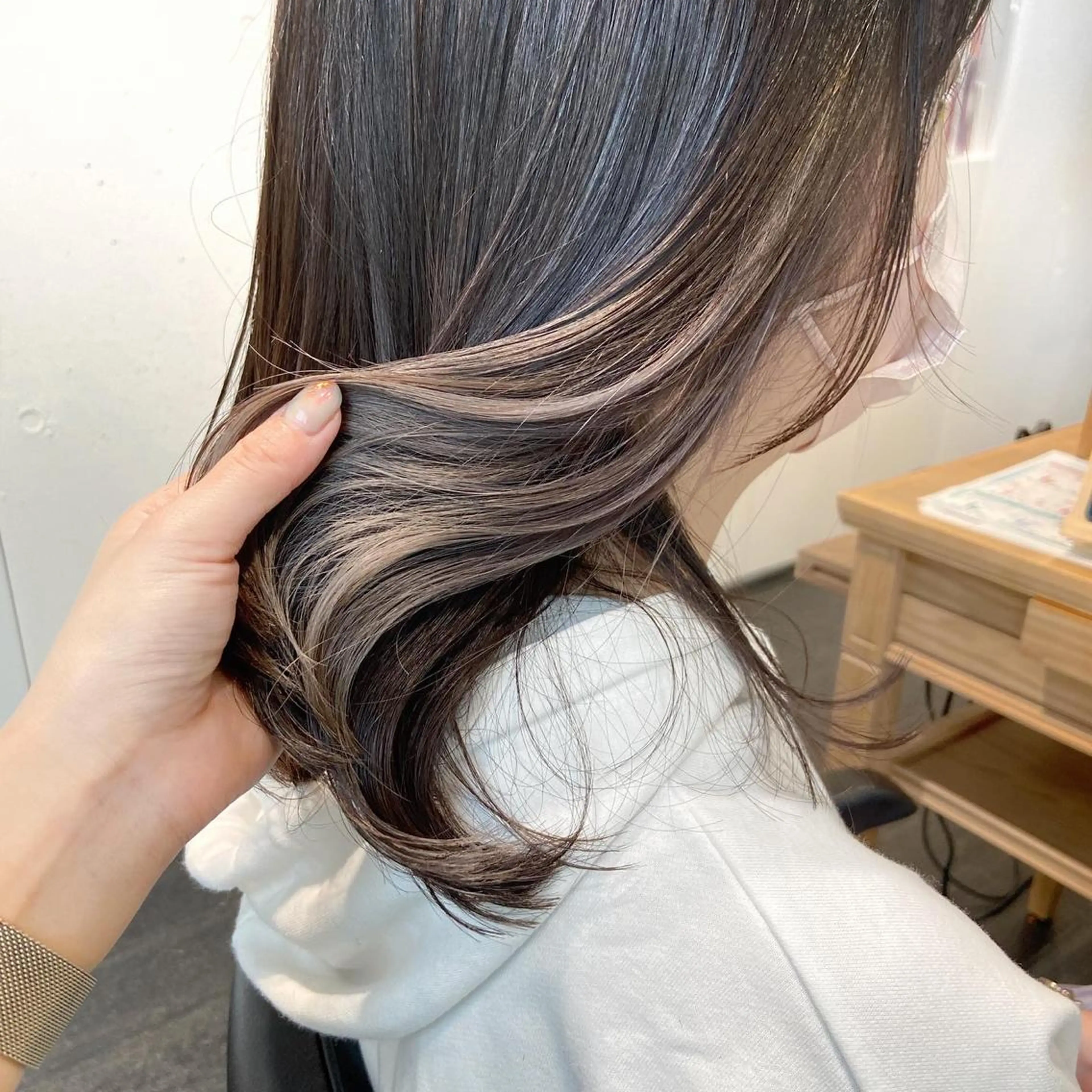 セミロング カラー shiori ﾍﾞｰｼﾞｭｶﾗｰのヘアスタイル