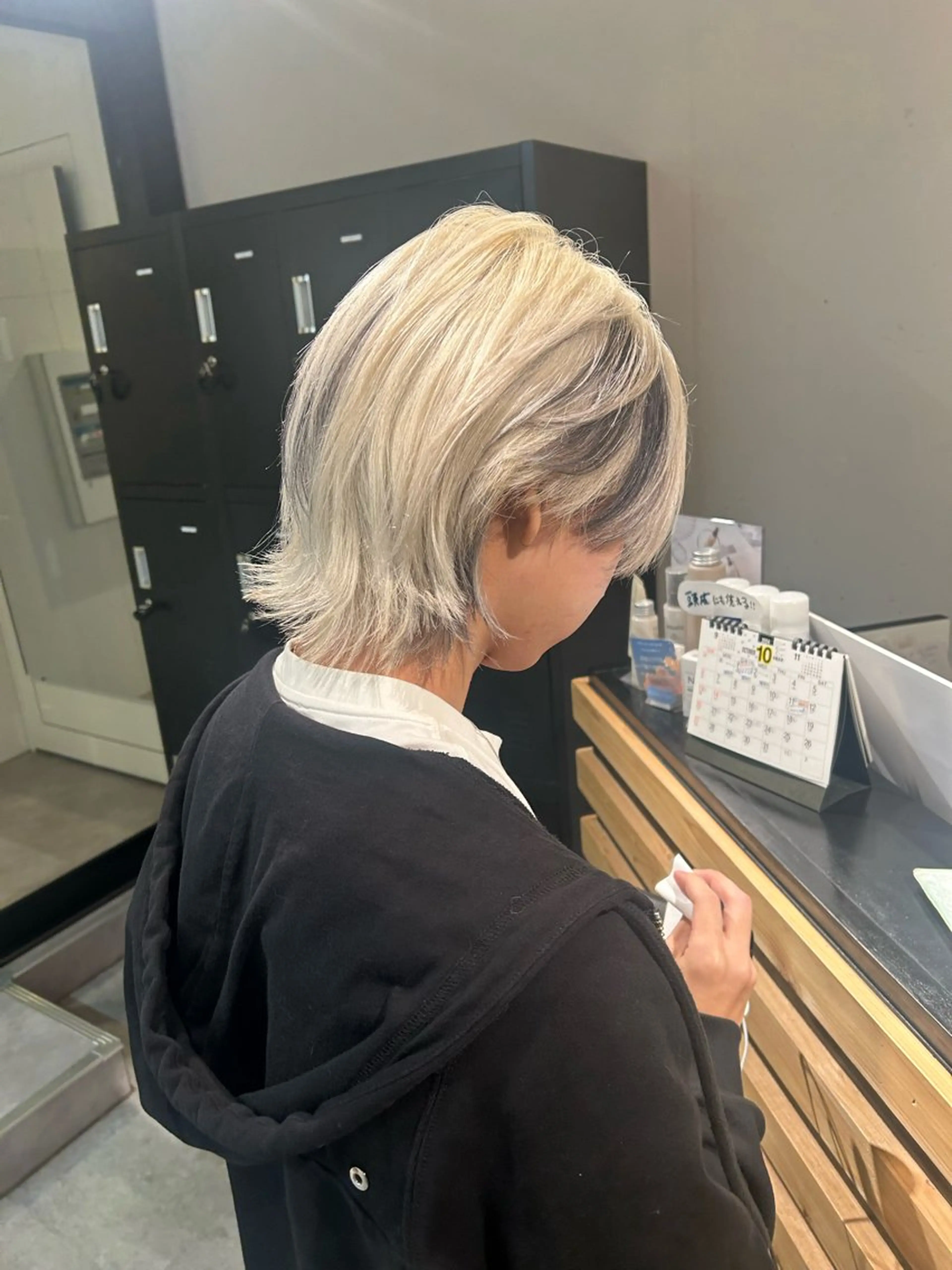 ショート カラー ベージュカラー ホワイトベージュ ヘアカラー トリートメント ウルフカット レイヤーカット上柿のヘアスタイル