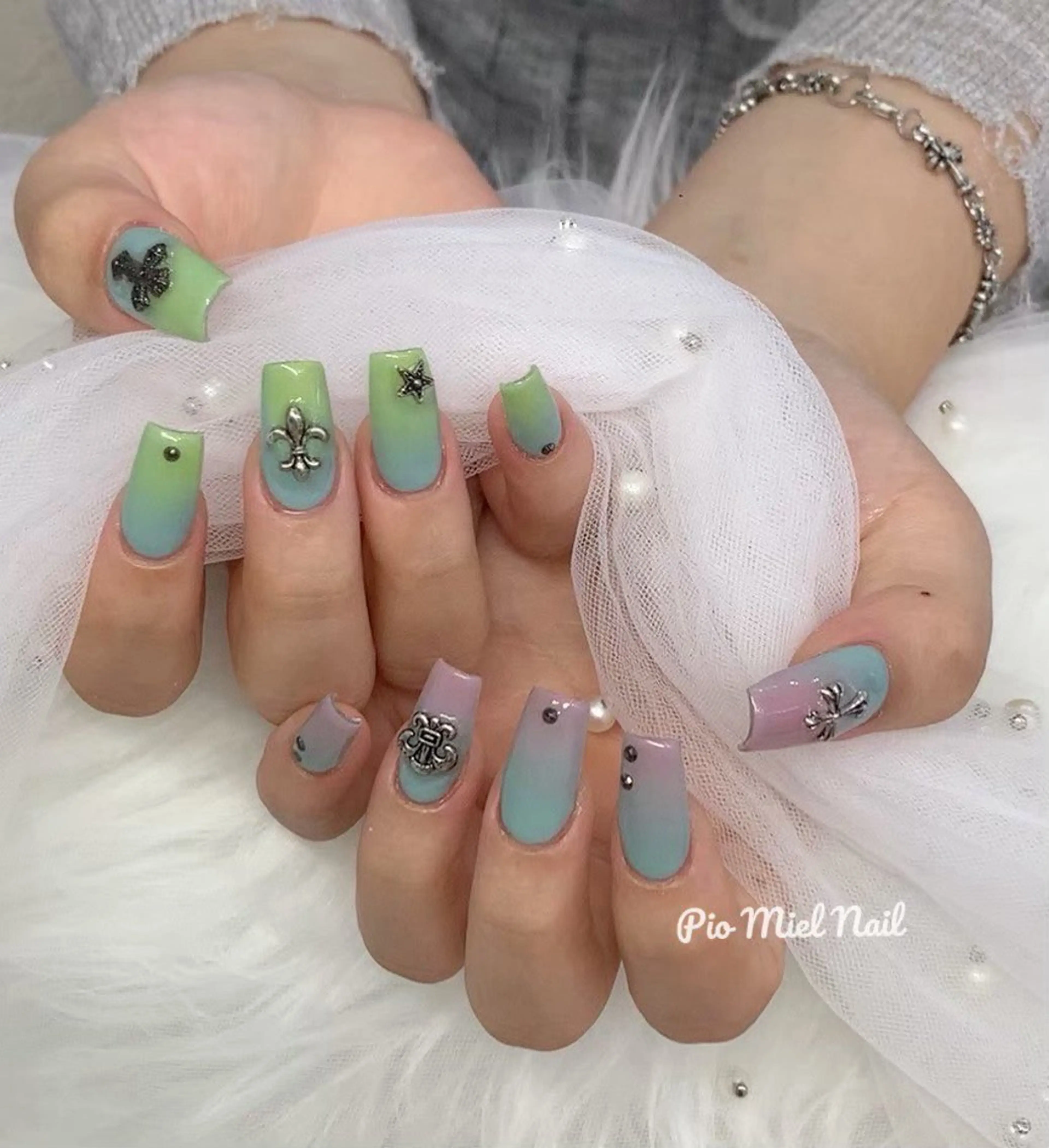 ネイル ジェルネイル グラデーション グリーン ニュアンスネイル パラジェル ハンドネイル momo 長さだしのネイルデザイン