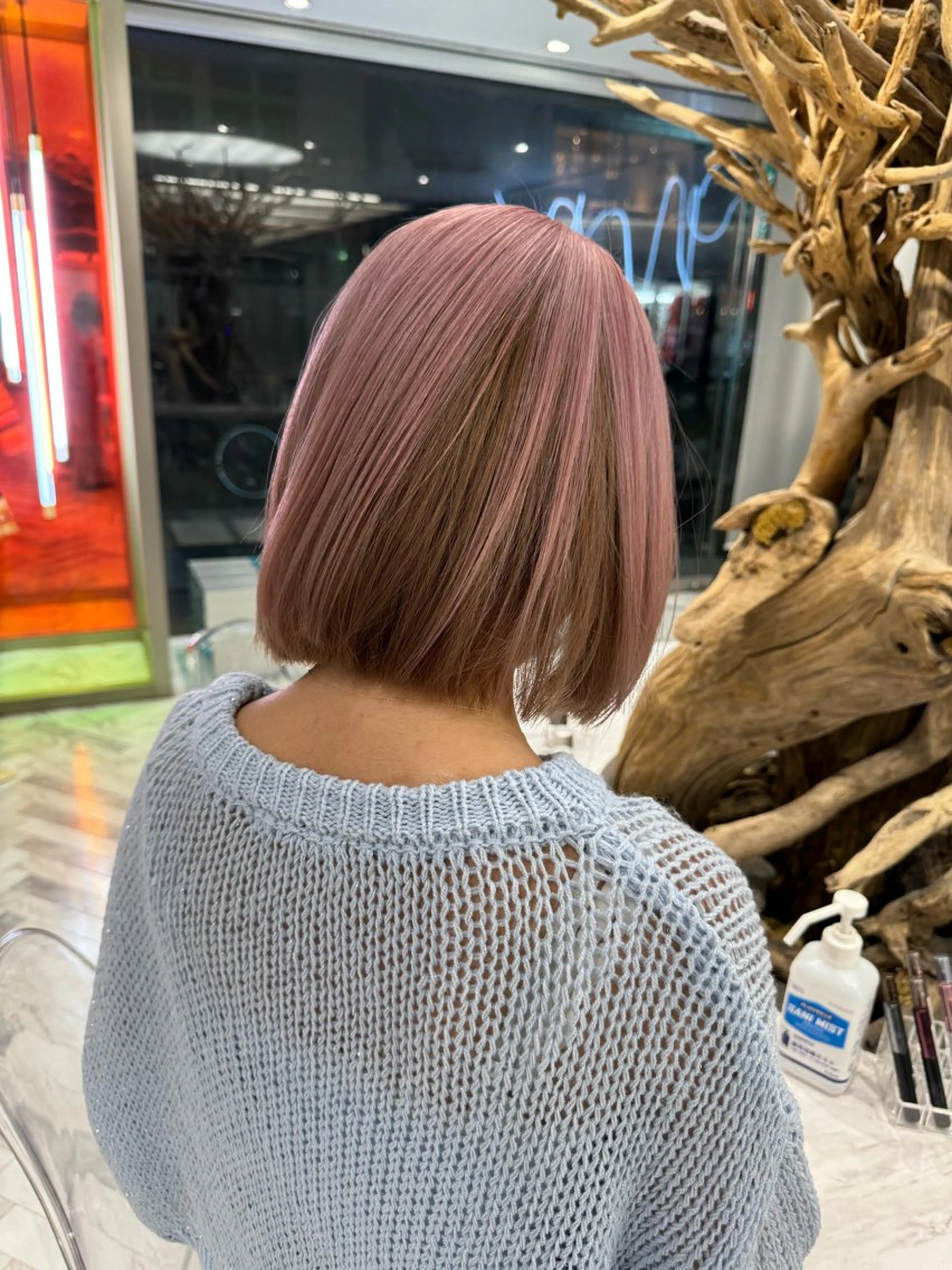 ミディアム 顔まわりレイヤー 顔周りカット 髪質改善 レイヤーカット トリートメント ARISA︎ メンズハイトーンのヘアスタイル