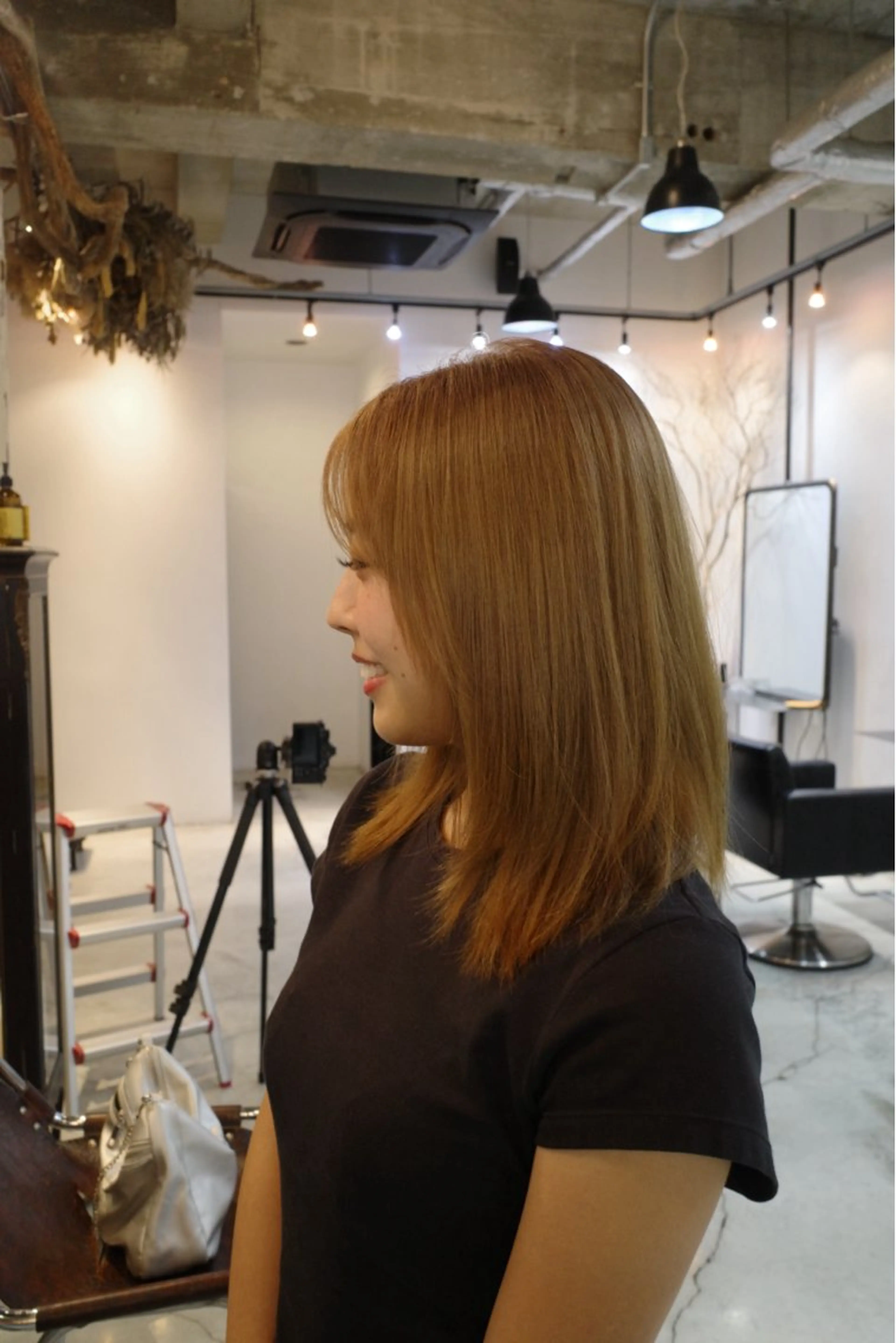 セミロング カラー ブリーチ ヘアカラー 大洞 ことのヘアスタイル