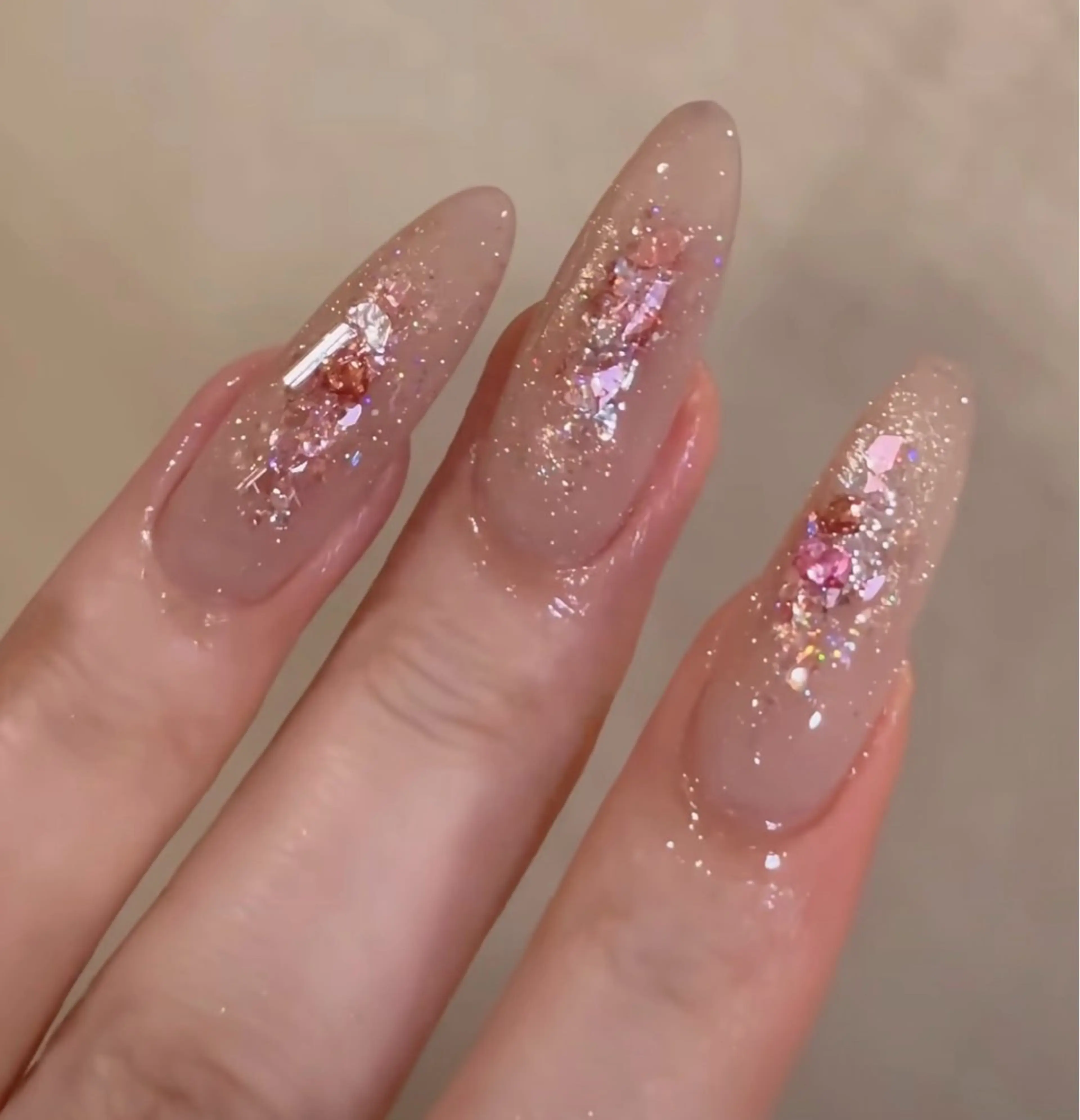 ✨うるうる透明感×繊細ラメの最強コンビ🤩手元から気分まで輝かせるネイル💫ワンカラー&マグネットOk！🔥の写真