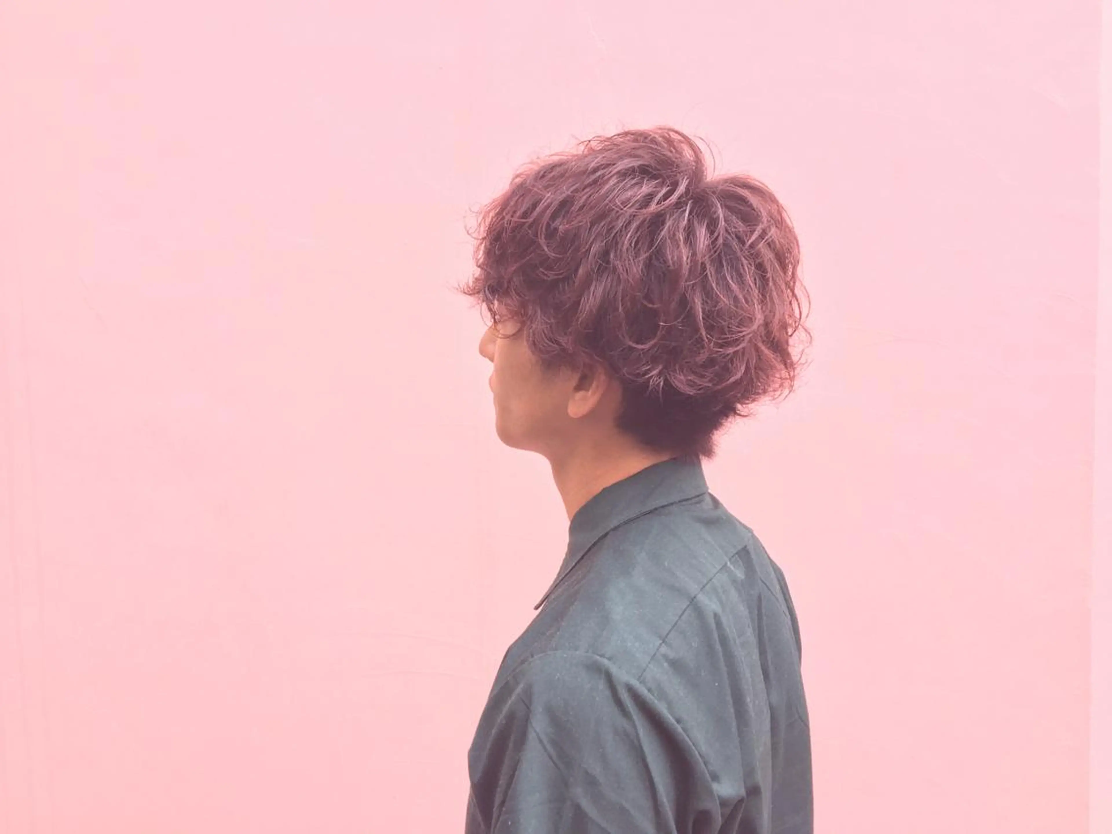 ショート カラー パーマ メンズ ピンクカラー バイオレットカラー seen所属・境 健助のヘアスタイル