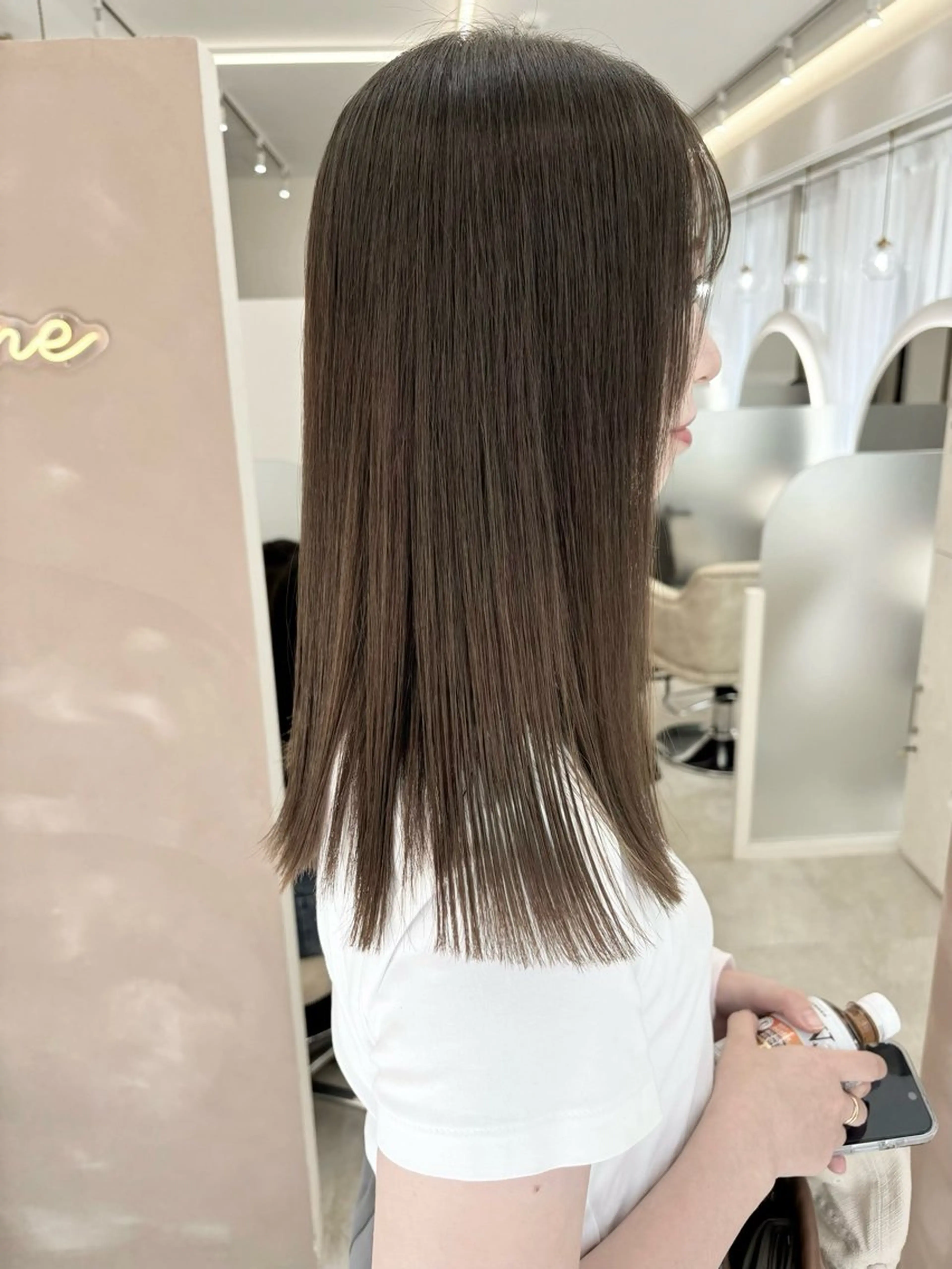 セミロング カット 縮毛矯正 顔まわり／髪質改 善／白髪ぼかし／中山のヘアスタイル