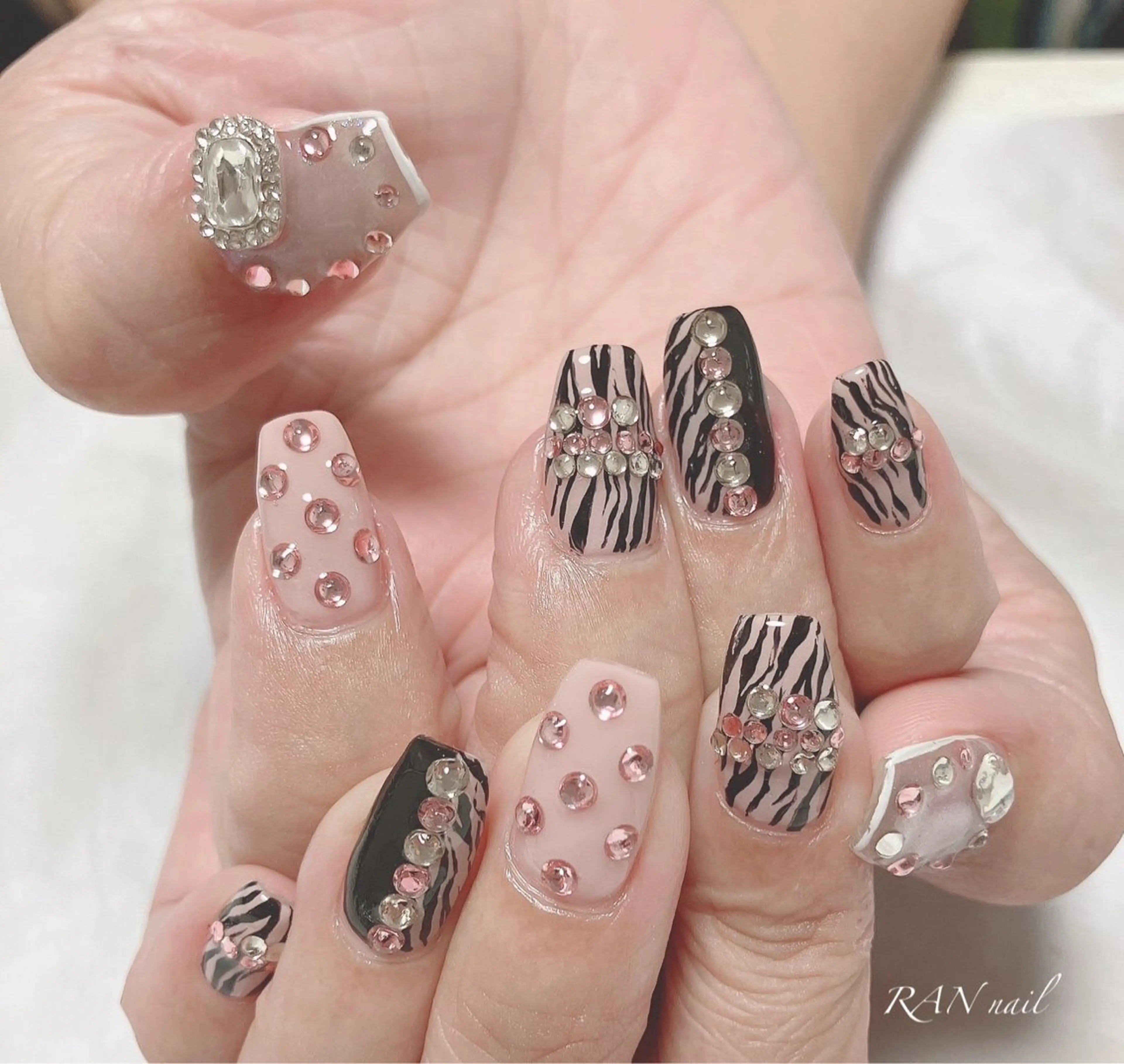 ネイル アニマル柄 キラキラネイル ピンク 冬ネイル ハンドネイル フットネイル RAN nailのネイルデザイン