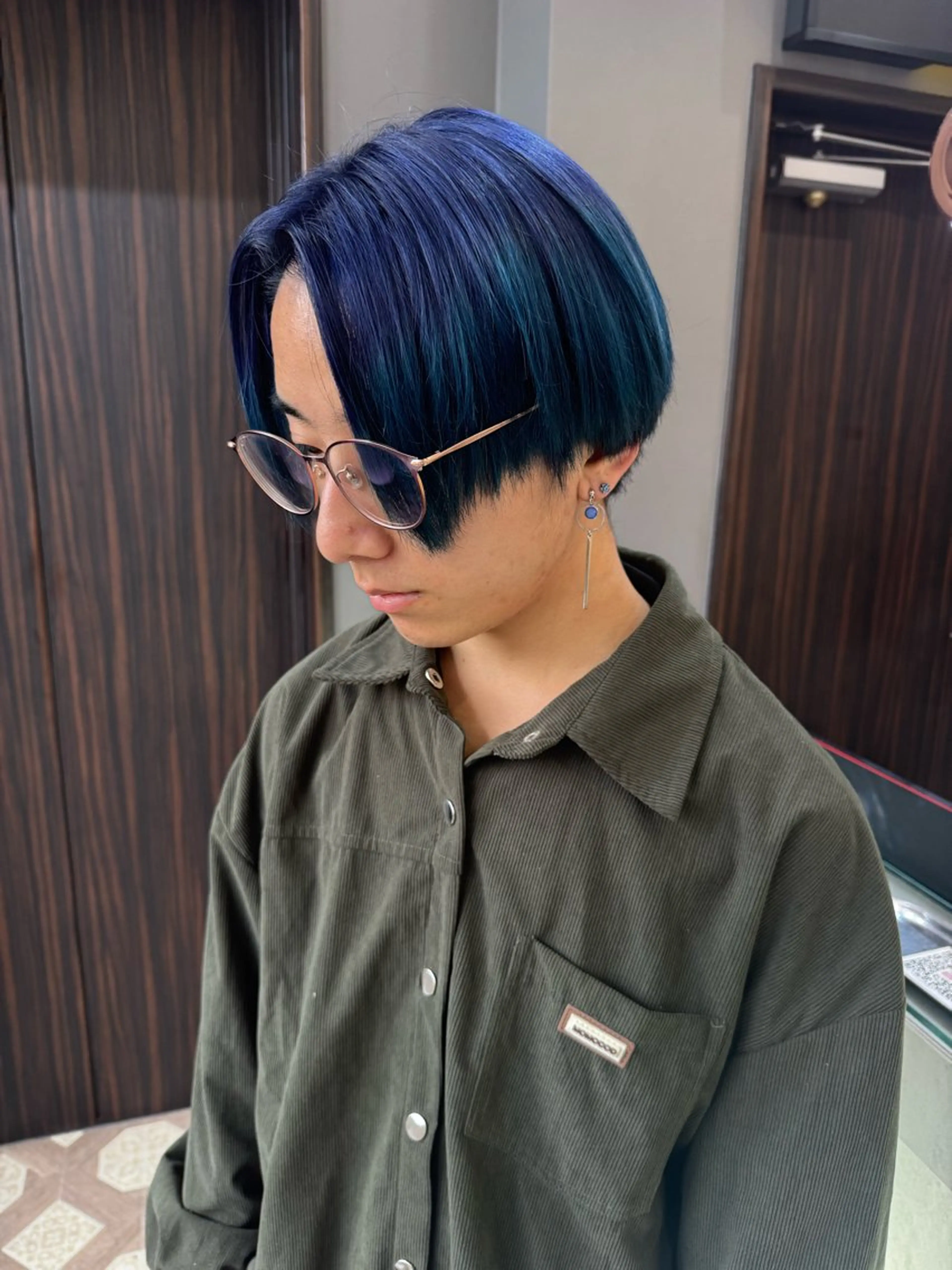 カラー メンズ 赤みなしオリーブ ハイトーン×レイヤーのヘアスタイル