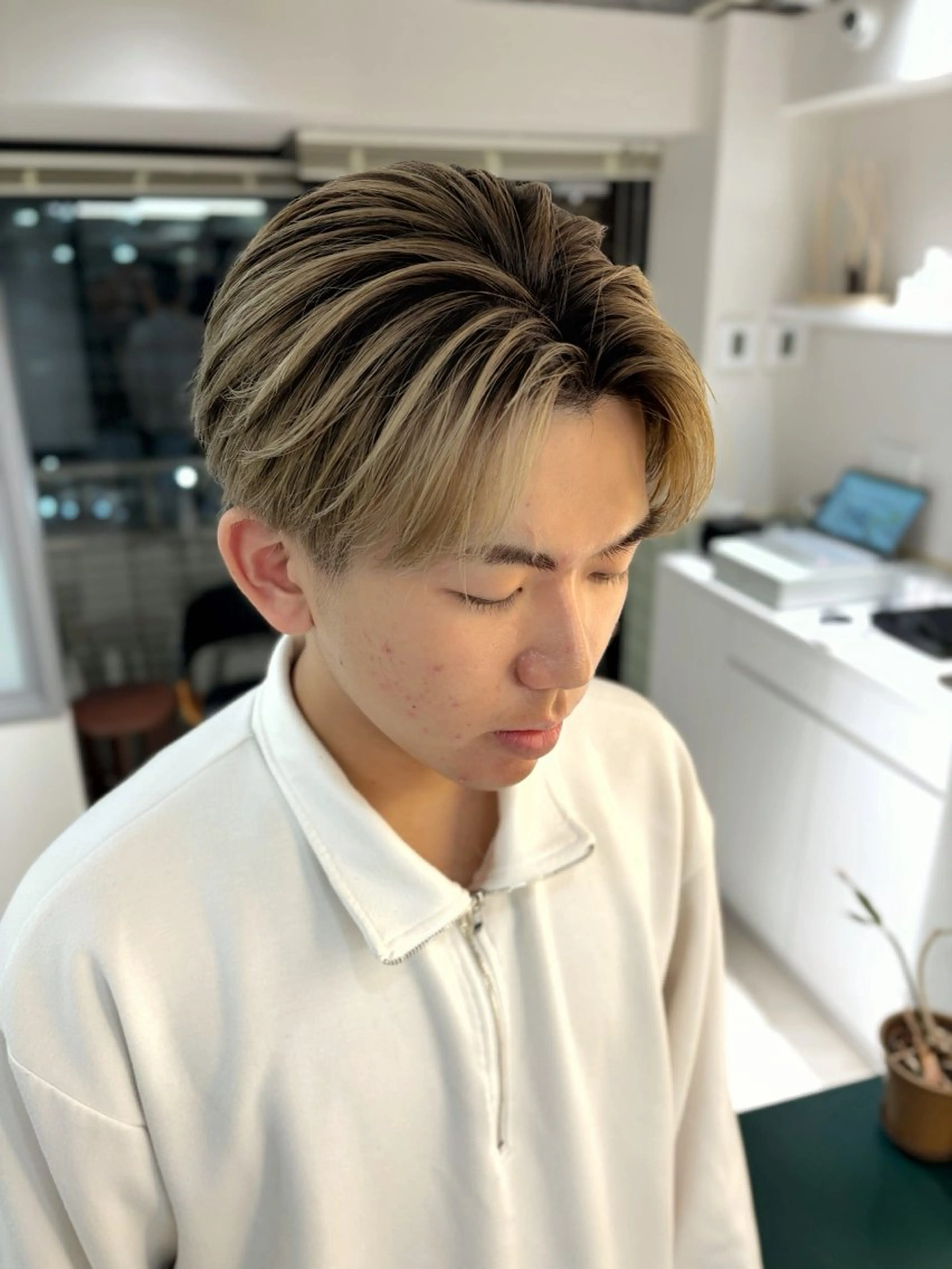 ミディアム カラー メンズ メンズバレイヤージュ メンズブリーチ メンズハイライト メンズハイトーン バレイヤージュ ヘアカラー 二ヶ月綺麗が続く デザイン/星野六三四のヘアスタイル