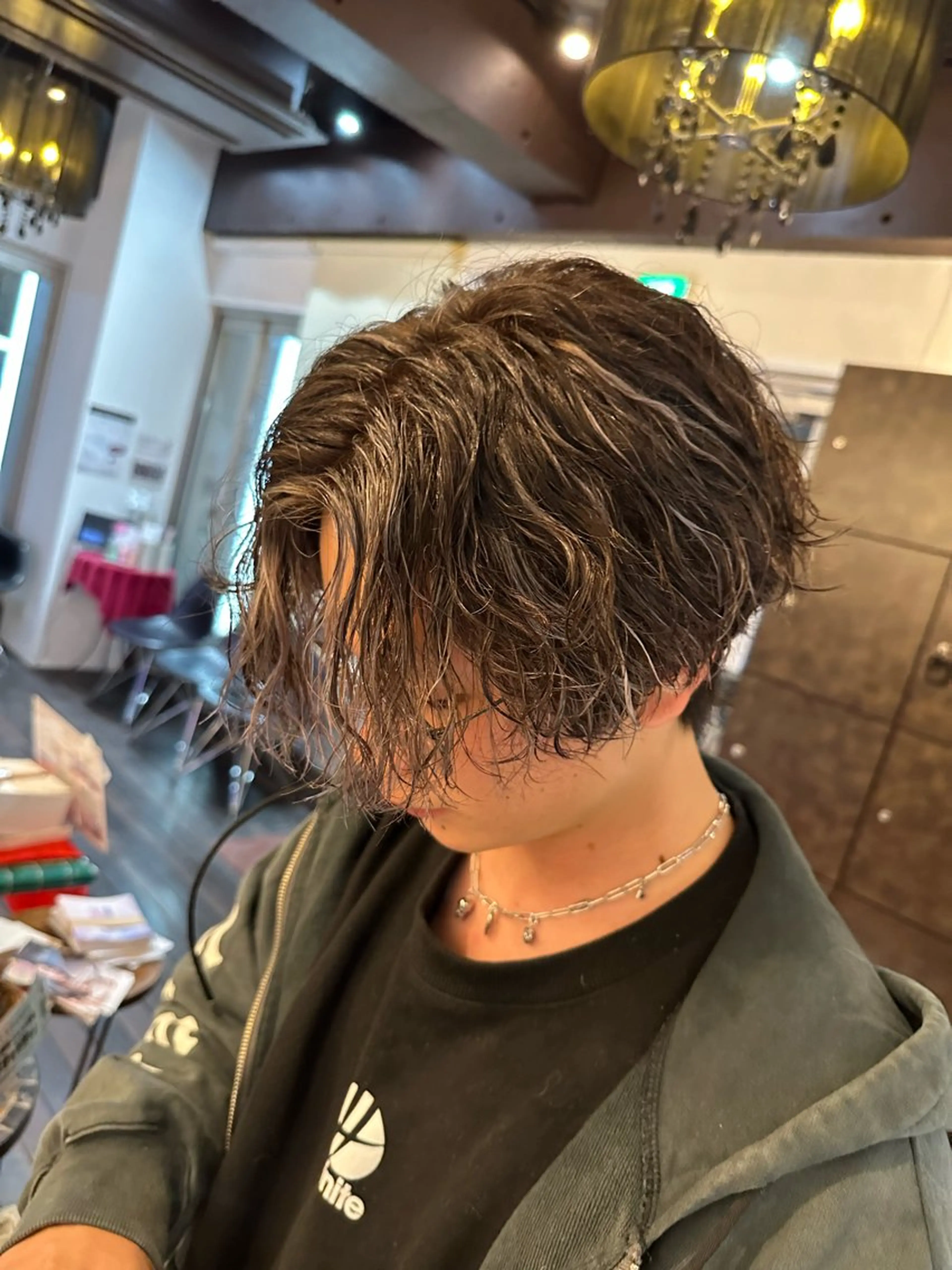 ミディアム カット ヘアカラー パーマ 海外風センターパート 健人のヘアスタイル