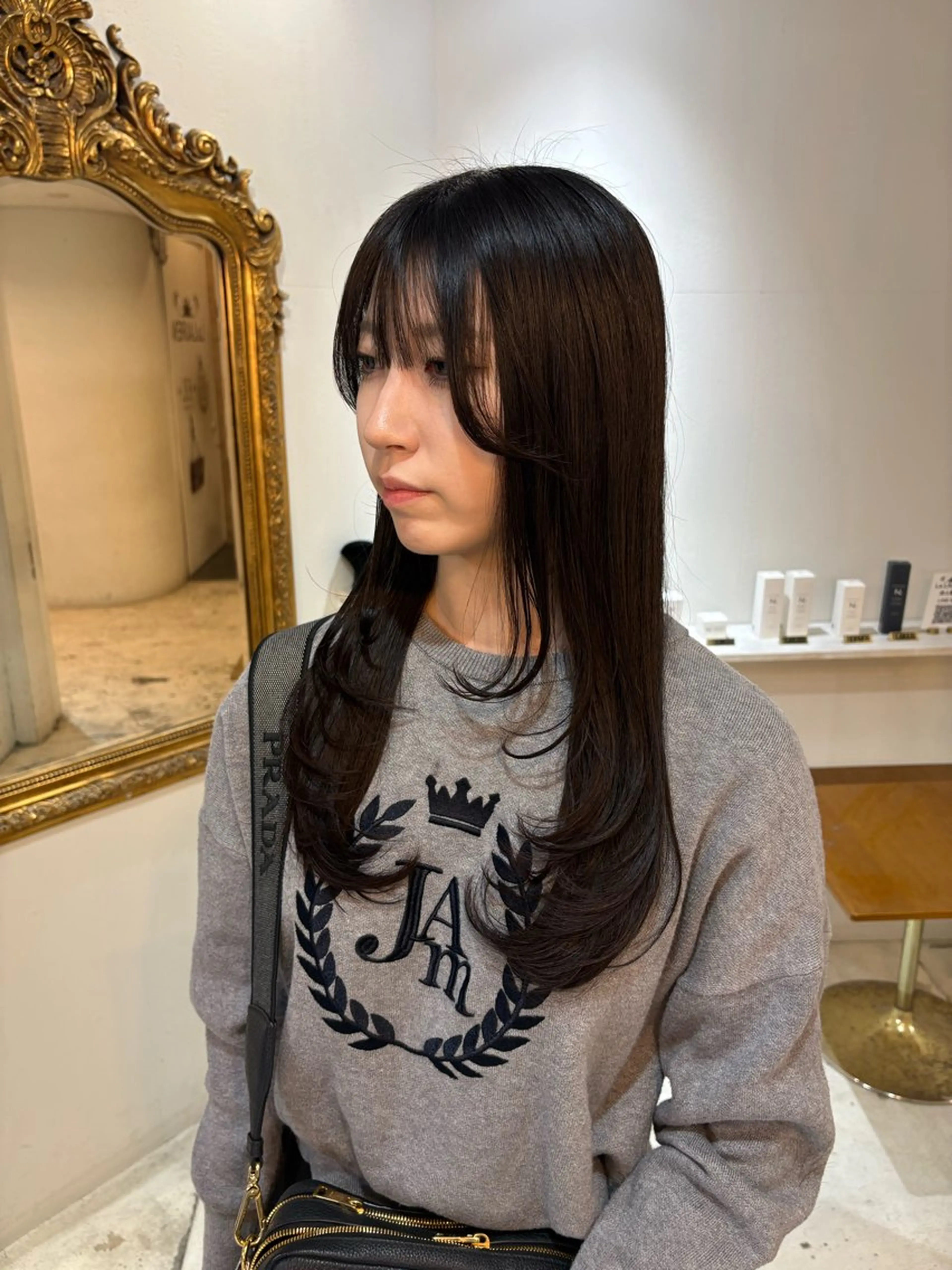 ロング レイヤーカット カット 縮毛矯正 トリートメント 🩶ハイトーン🖤 URARAのヘアスタイル