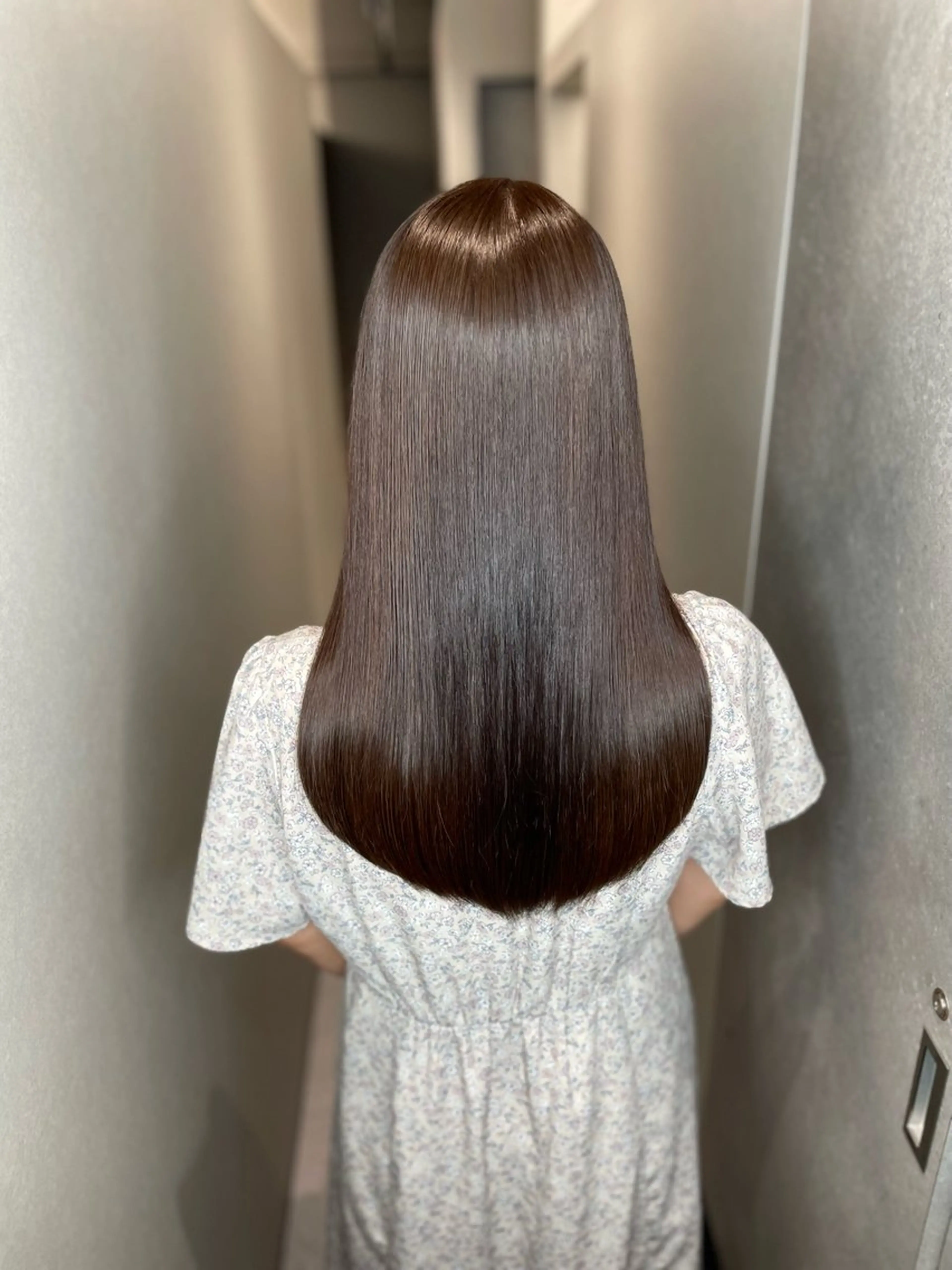 セミロング カラー くせ毛 髪質改善 今井 勝也のヘアスタイル