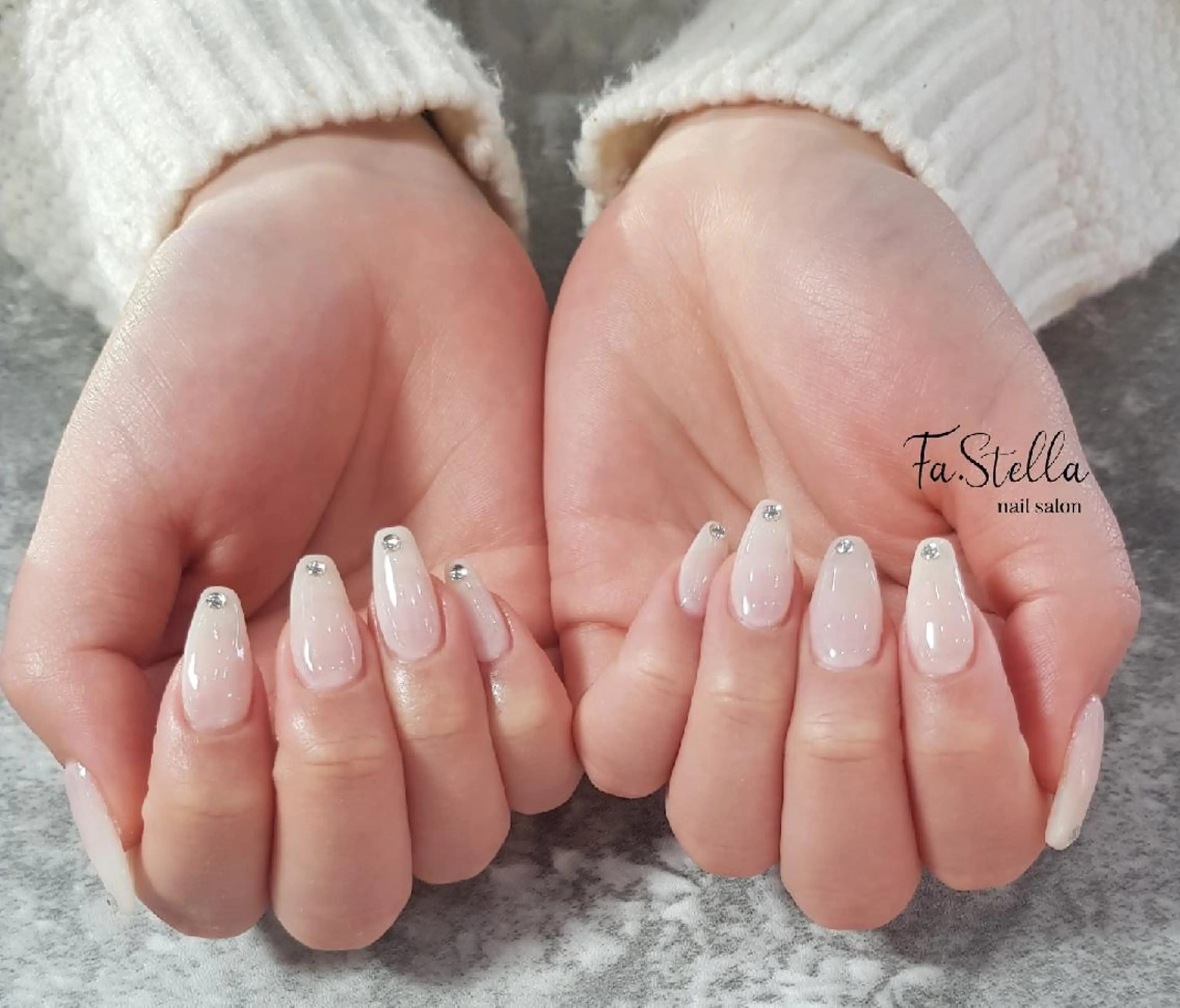 ロング ネイル ワンカラーネイル シンプルネイル ホワイト ハンドネイル Fa.Stella ファステラ のネイルデザイン